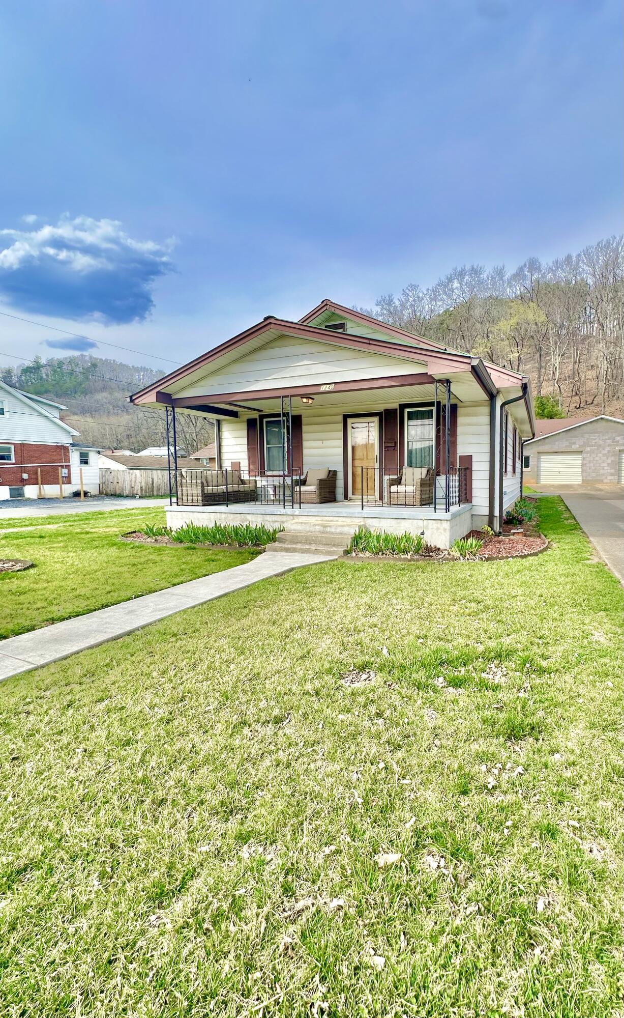 1240 W Jackson St, Covington, Virginia image 1
