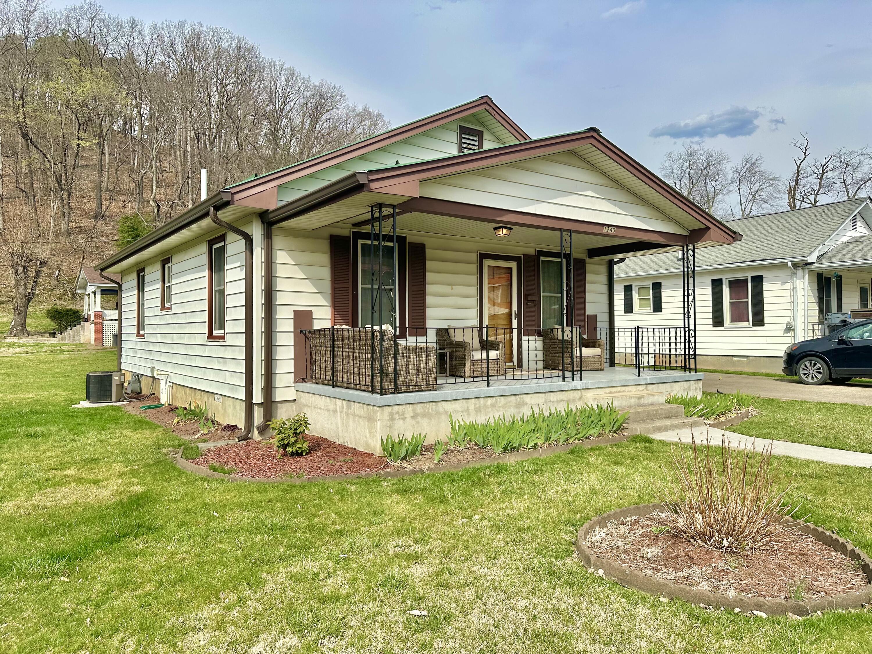 1240 W Jackson St, Covington, Virginia image 4