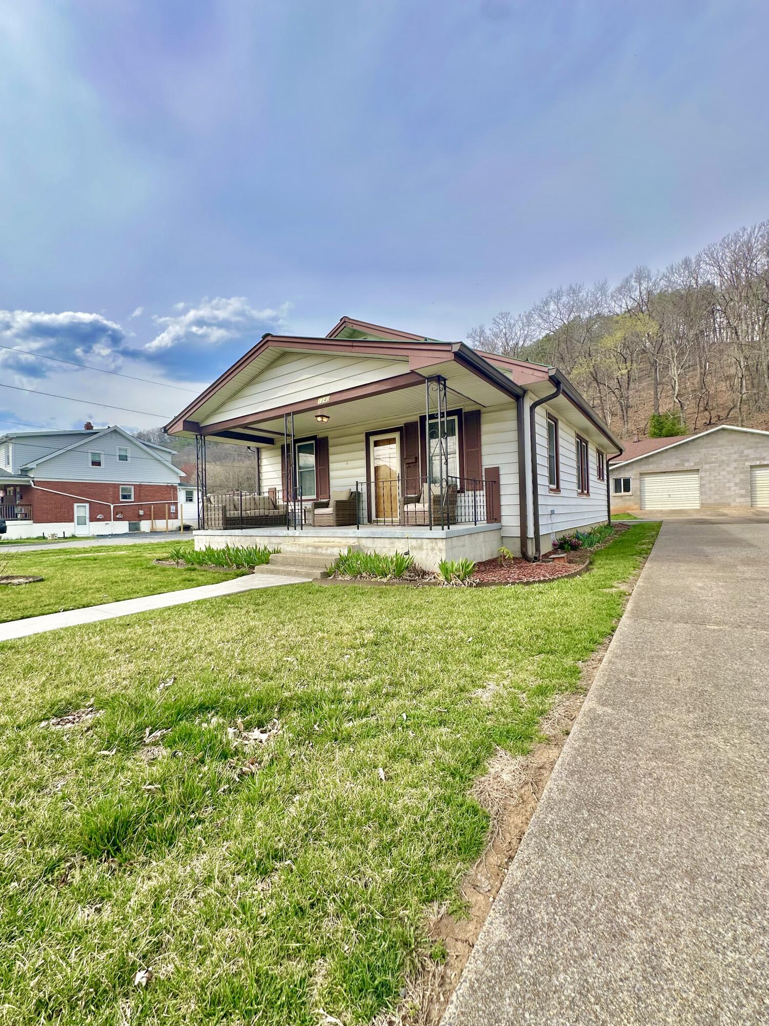 1240 W Jackson St, Covington, Virginia image 3