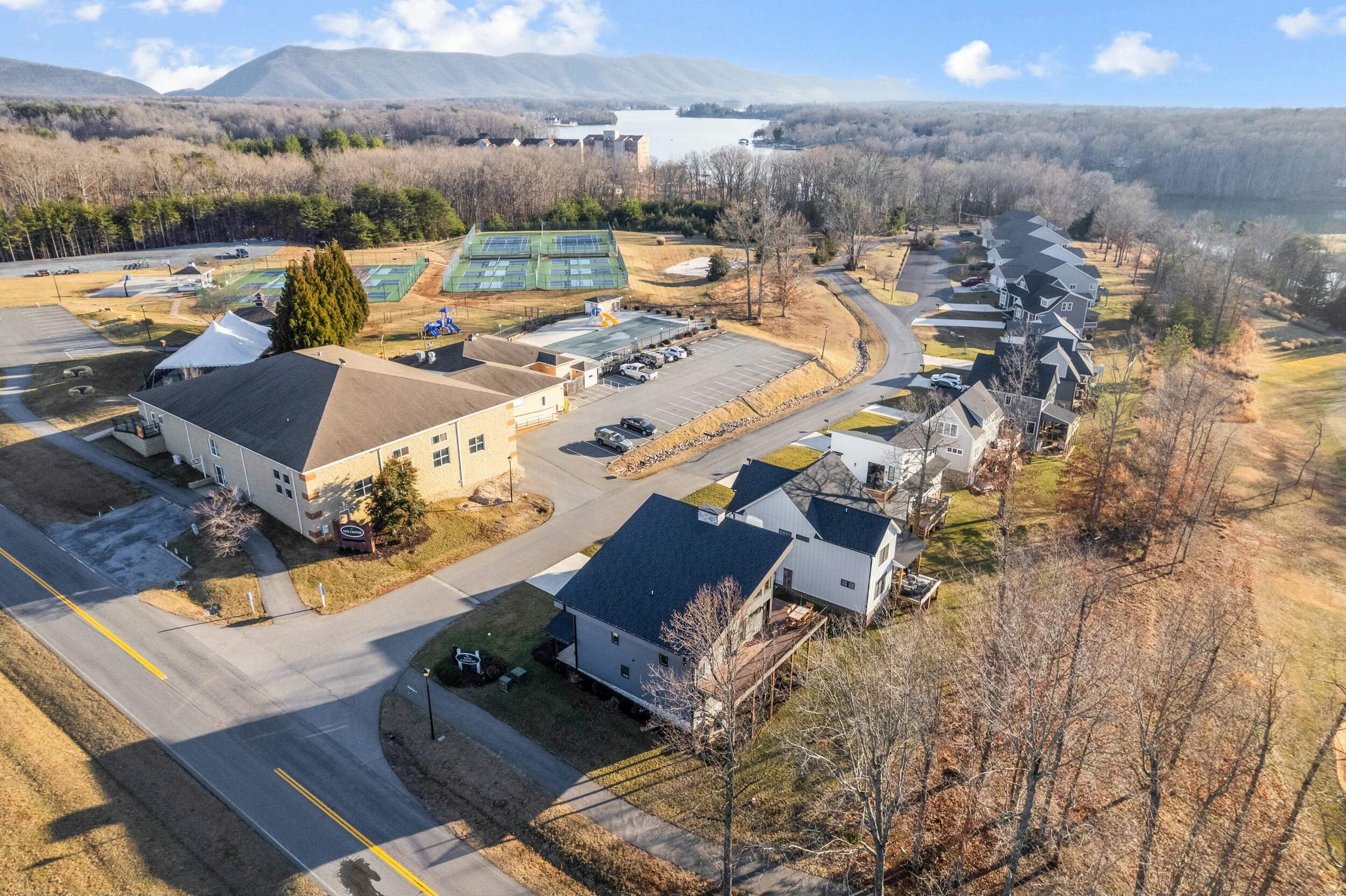101 Retreat Ln, Huddleston, Virginia image 3