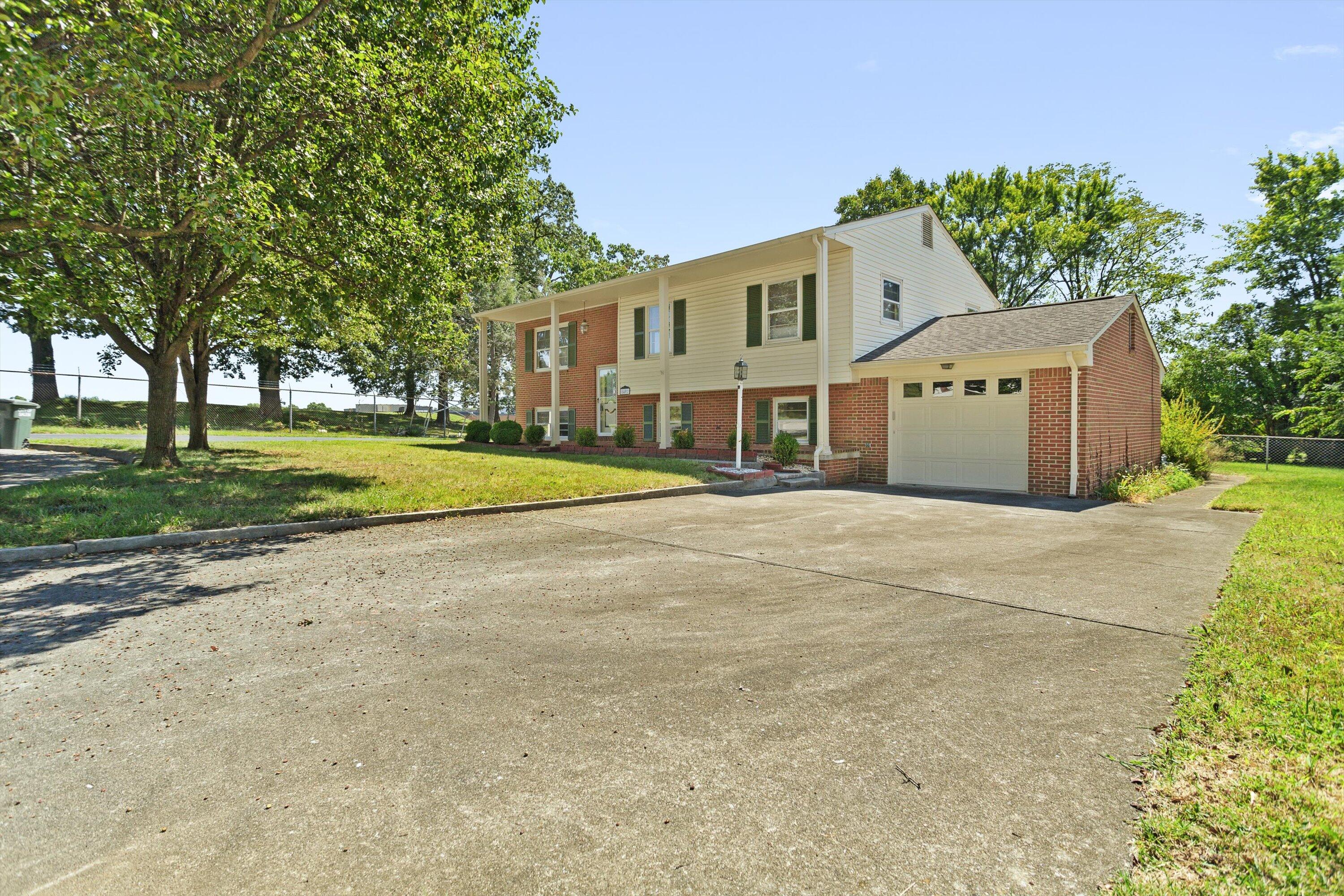 1402 Brushy Mountain Dr, Salem, Virginia image 2