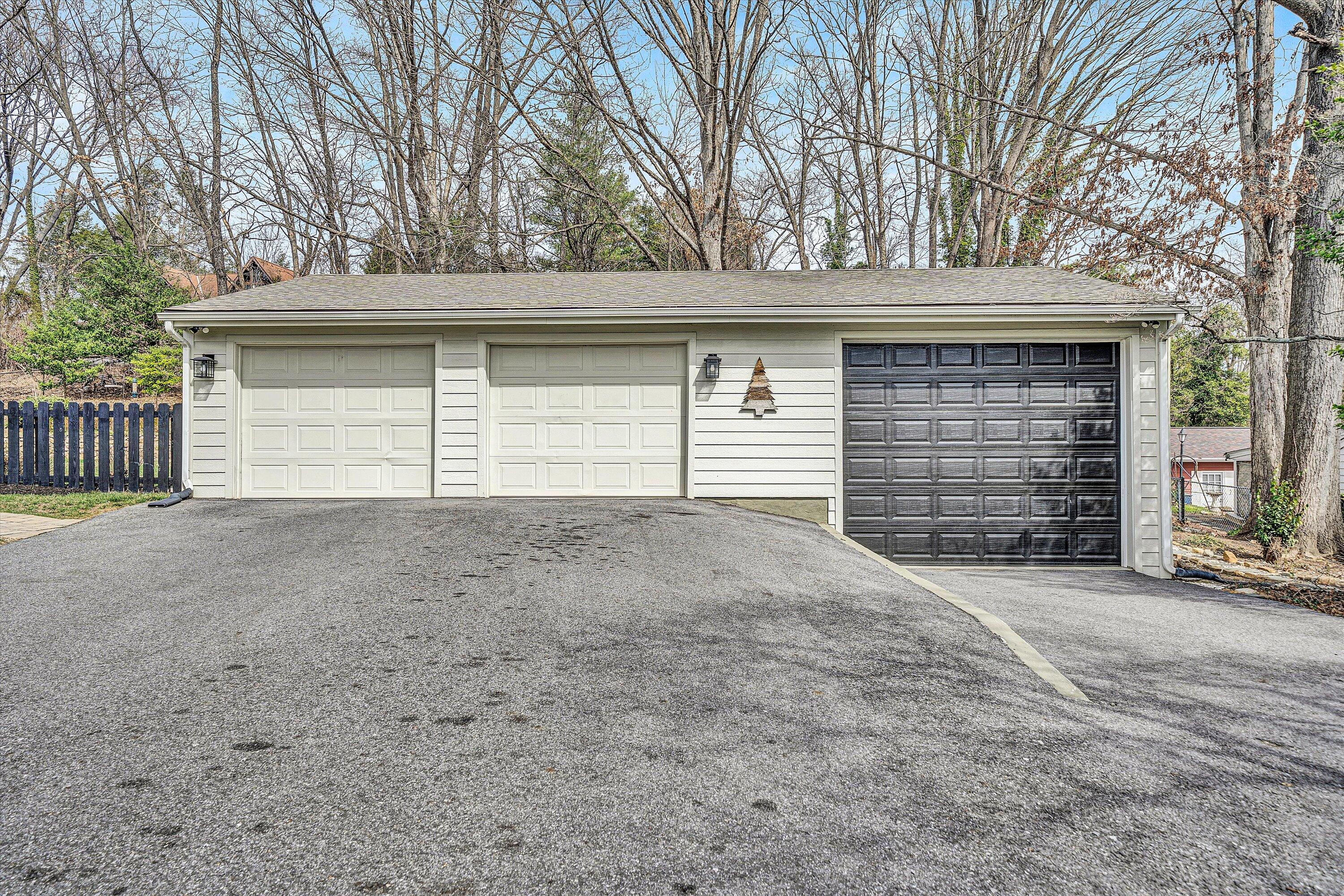 Roanoke, Virginia 24015, United States, 5 Bedrooms Bedrooms, ,3 BathroomsBathrooms,Residential,Pending,87315