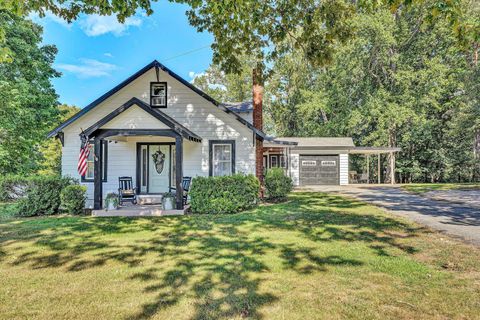 Photo of 946 Ashland AVE, Bedford, VA 24523 (MLS # 920543)