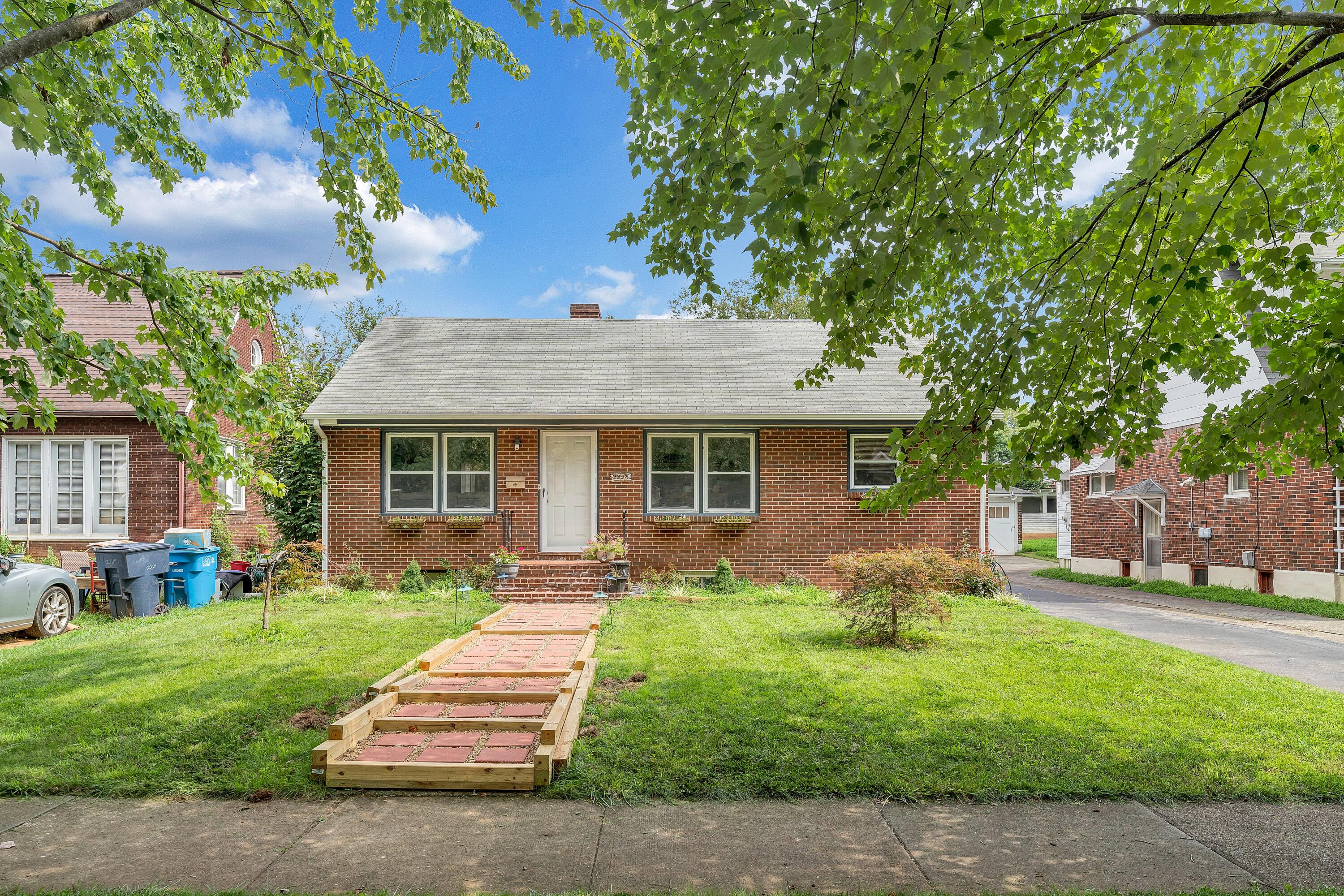 View Roanoke, VA 24015 house