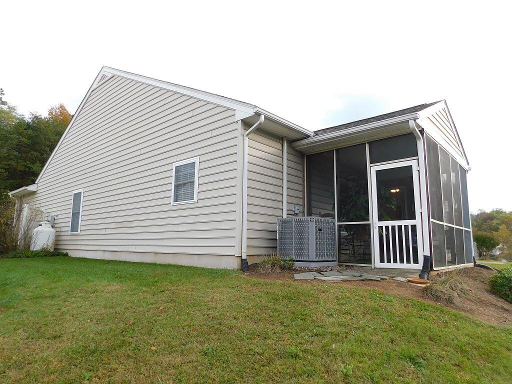 Roanoke, Virginia 24018, United States, 2 Bedrooms Bedrooms, ,2 BathroomsBathrooms,Residential,Pending,232180