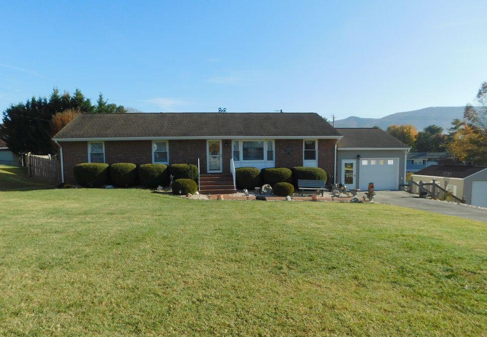 Roanoke, Virginia 24019, United States, 4 Bedrooms Bedrooms, ,3 BathroomsBathrooms,Residential,Pending,80445