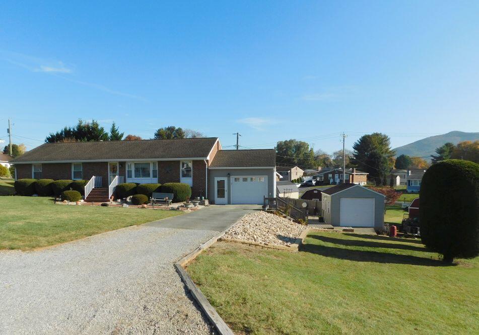 Roanoke, Virginia 24019, United States, 4 Bedrooms Bedrooms, ,3 BathroomsBathrooms,Residential,Pending,80445