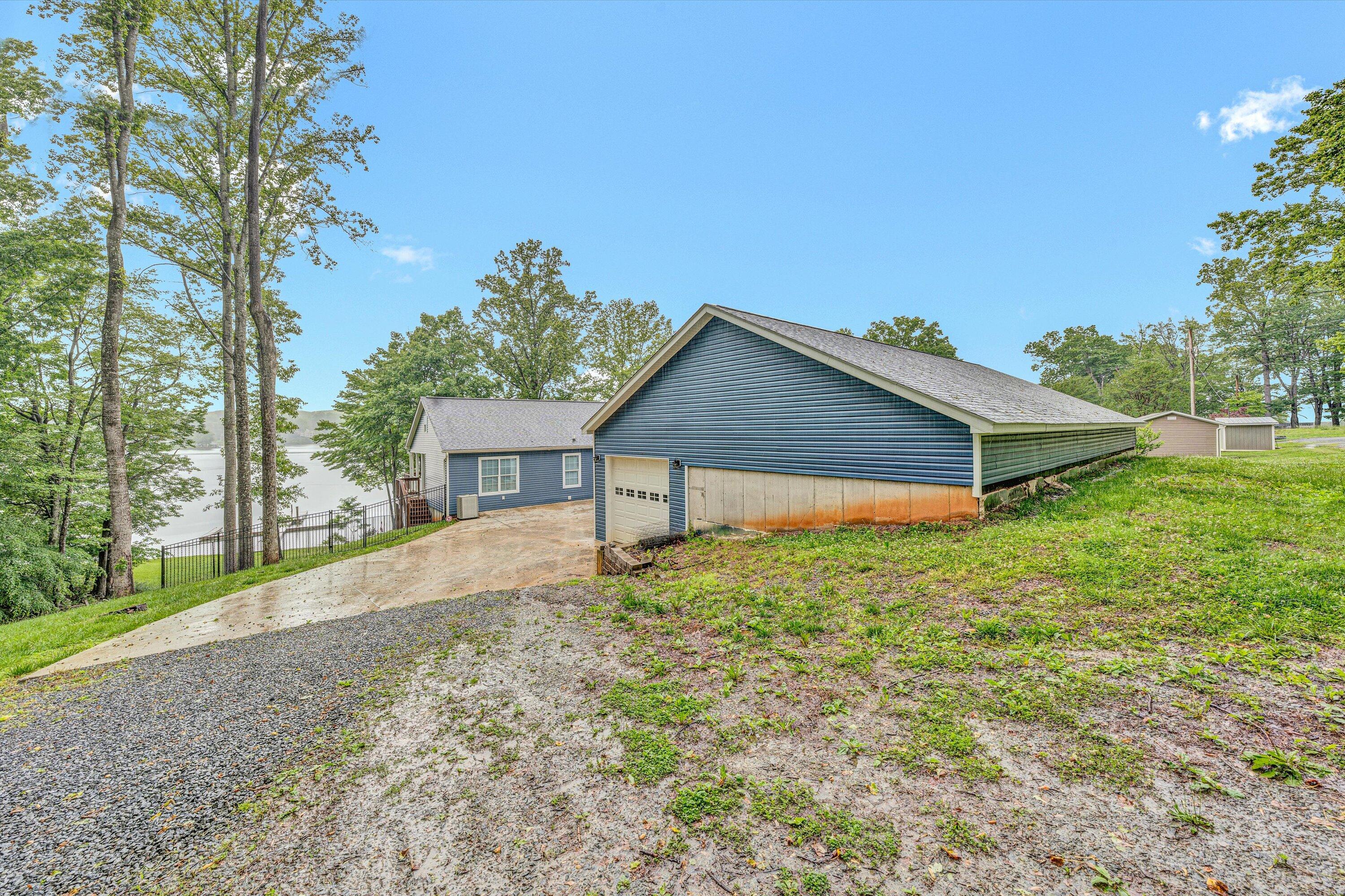219 Emerald Point Pt, Penhook, Virginia image 4