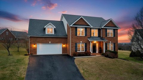 Homes For Sale - 2324 Foxfield Ln<br/> Salem, VA 24153