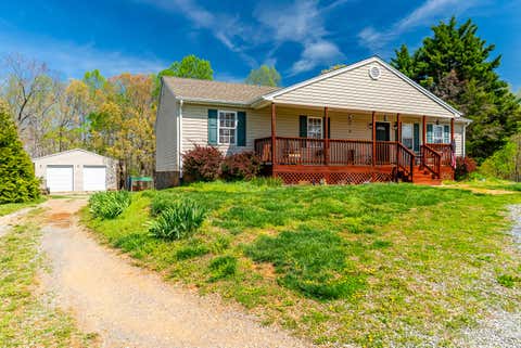 Homes For Sale - 2305 Smith Mountain Lake Pkwy<br/> Huddleston, VA 24104