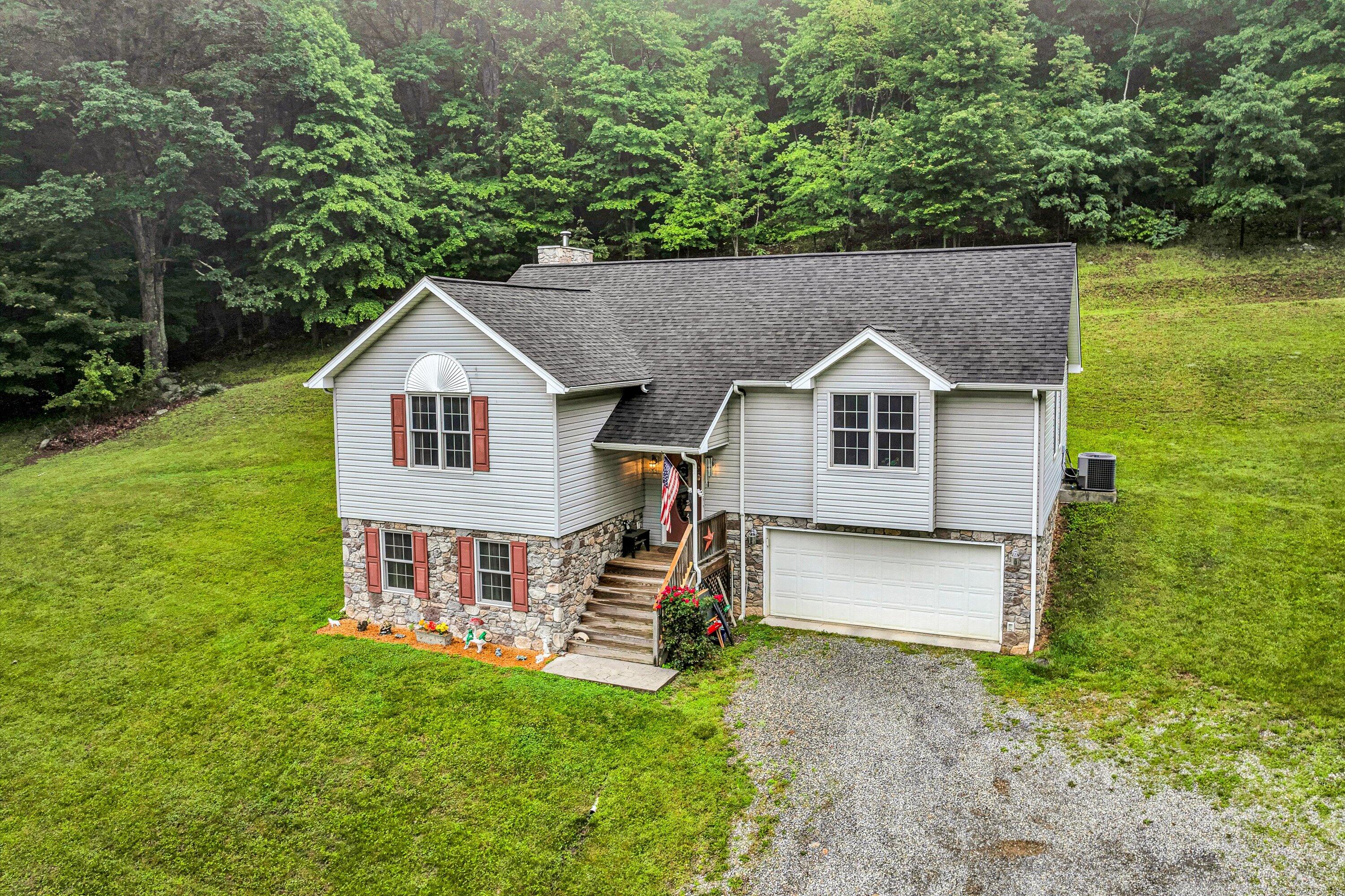 7123 Tall Oak Ln, Roanoke, Virginia image 2