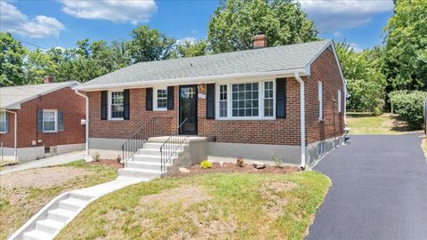 Homes For Sale - 1745 Morwanda St<br/> Salem, VA 24153