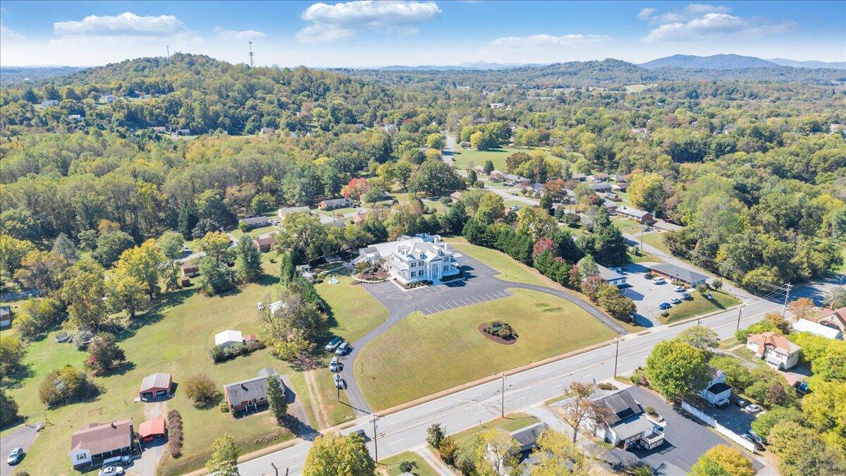 Bedford, Virginia 24523, United States, 5 Bedrooms Bedrooms, ,9 BathroomsBathrooms,Residential,Active,239718