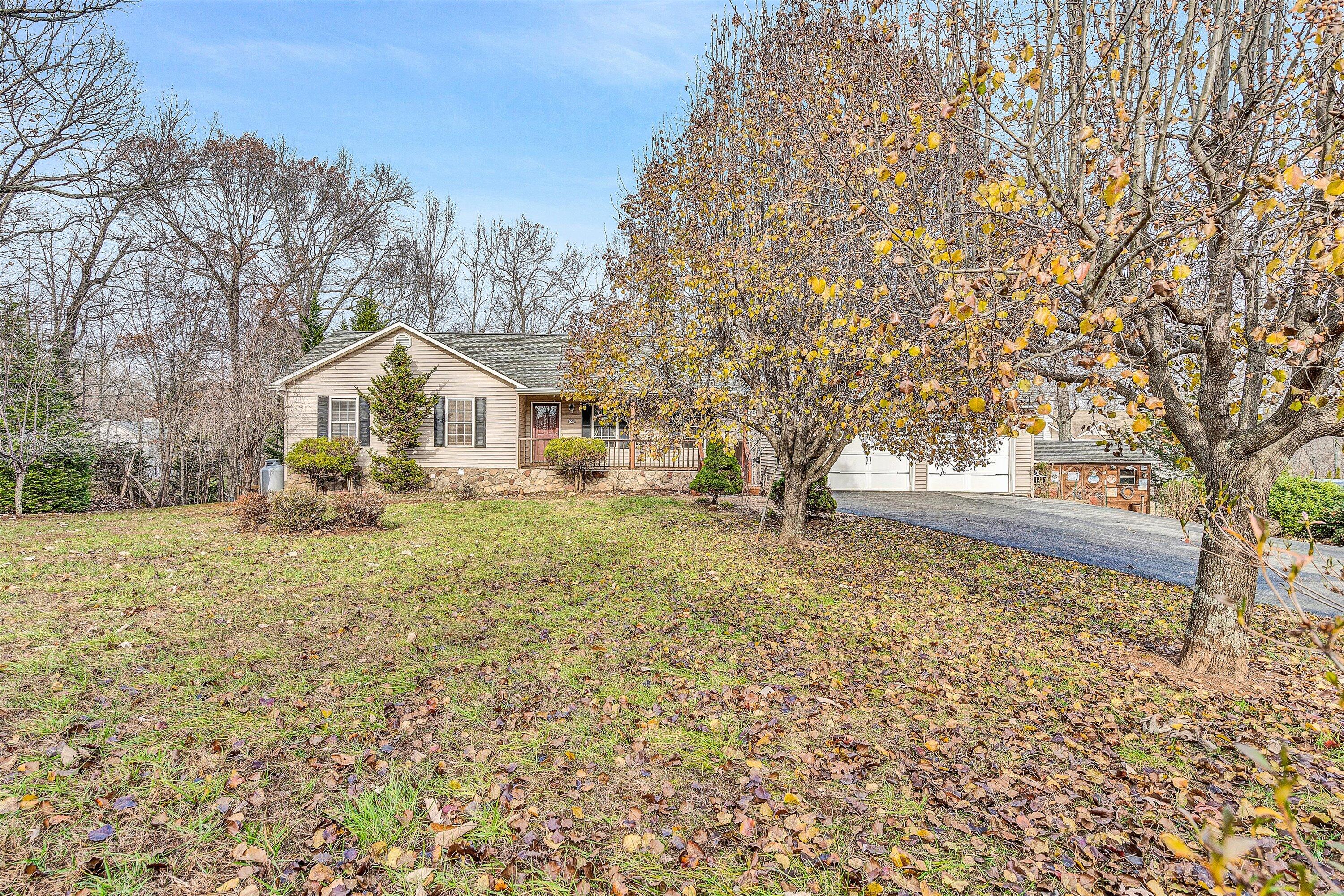 1068 Colony Ct, Moneta, Virginia image 1