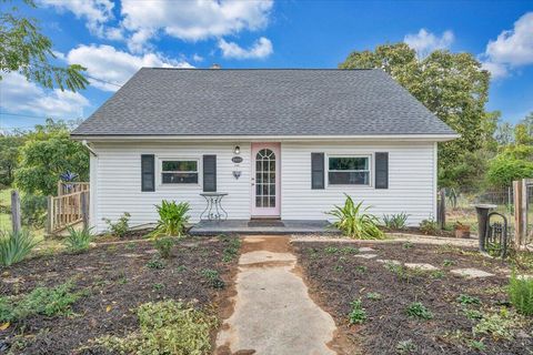 Photo of 2410 Overlook RD NE, Roanoke, VA 24012 (MLS # 921384)