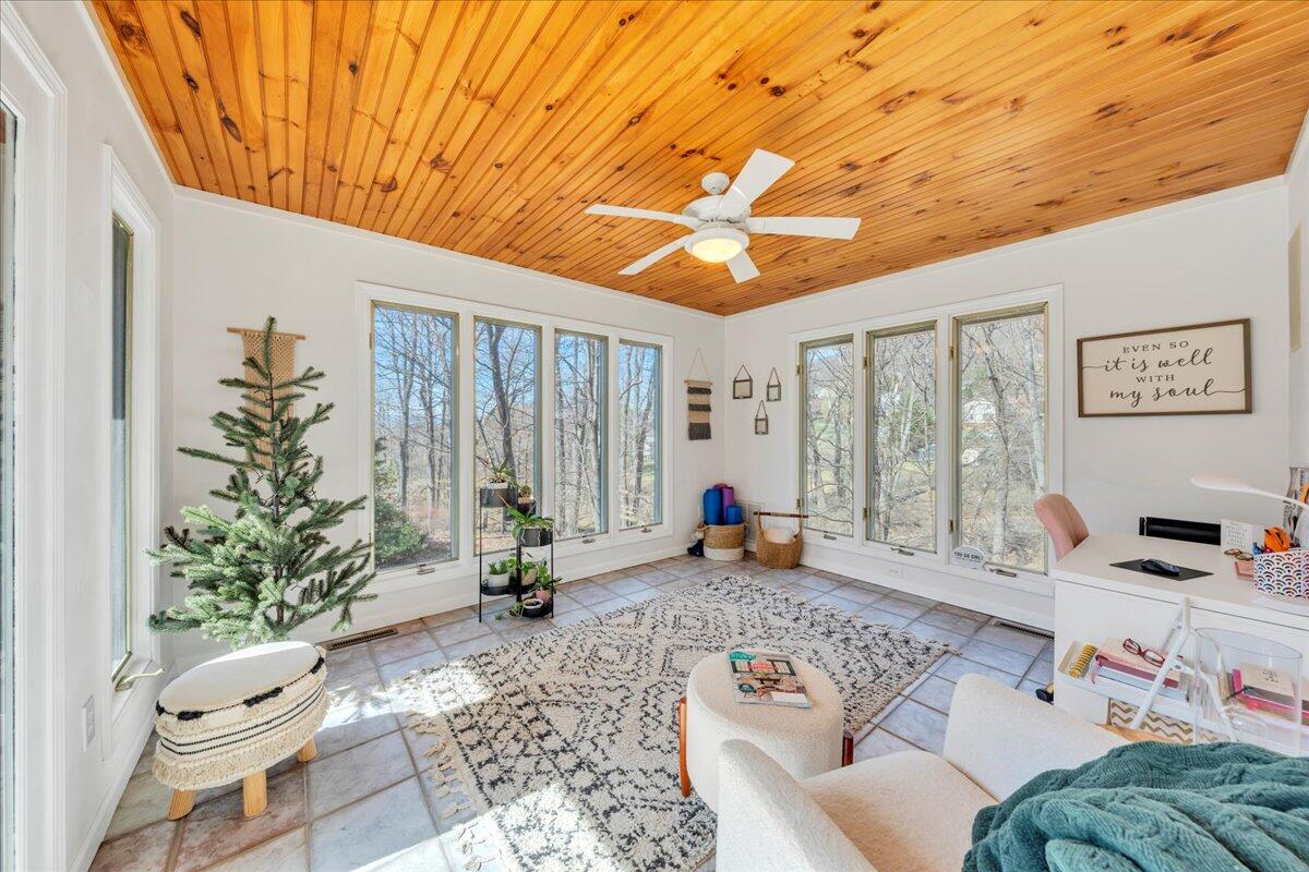 2498 Wolf  Run, Vinton, Virginia image 24