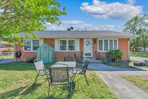 Homes For Sale - 4760 Peach Tree Dr<br/> Roanoke, VA 24017