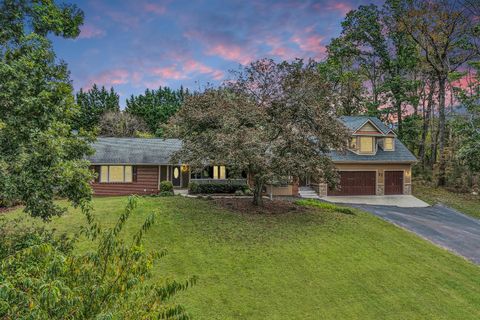 Photo of 83 Springview CT, Troutville, VA 24175 (MLS # 921532)