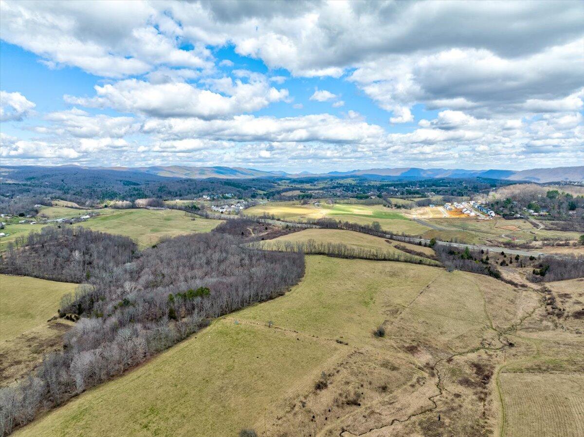 Strider Ln, Blacksburg, Virginia image 16