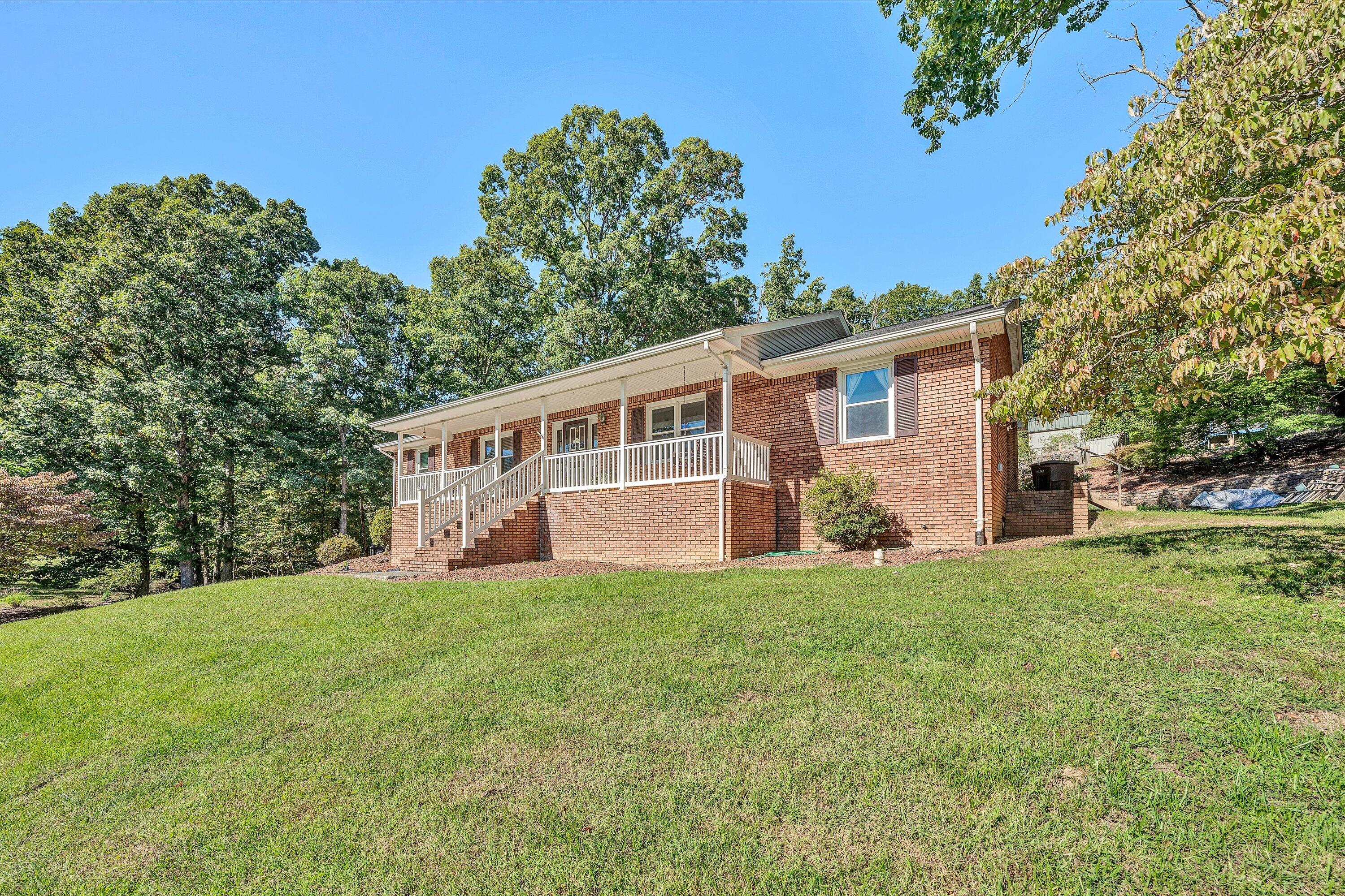 5009 Cherokee Hills Dr, Salem, Virginia image 1