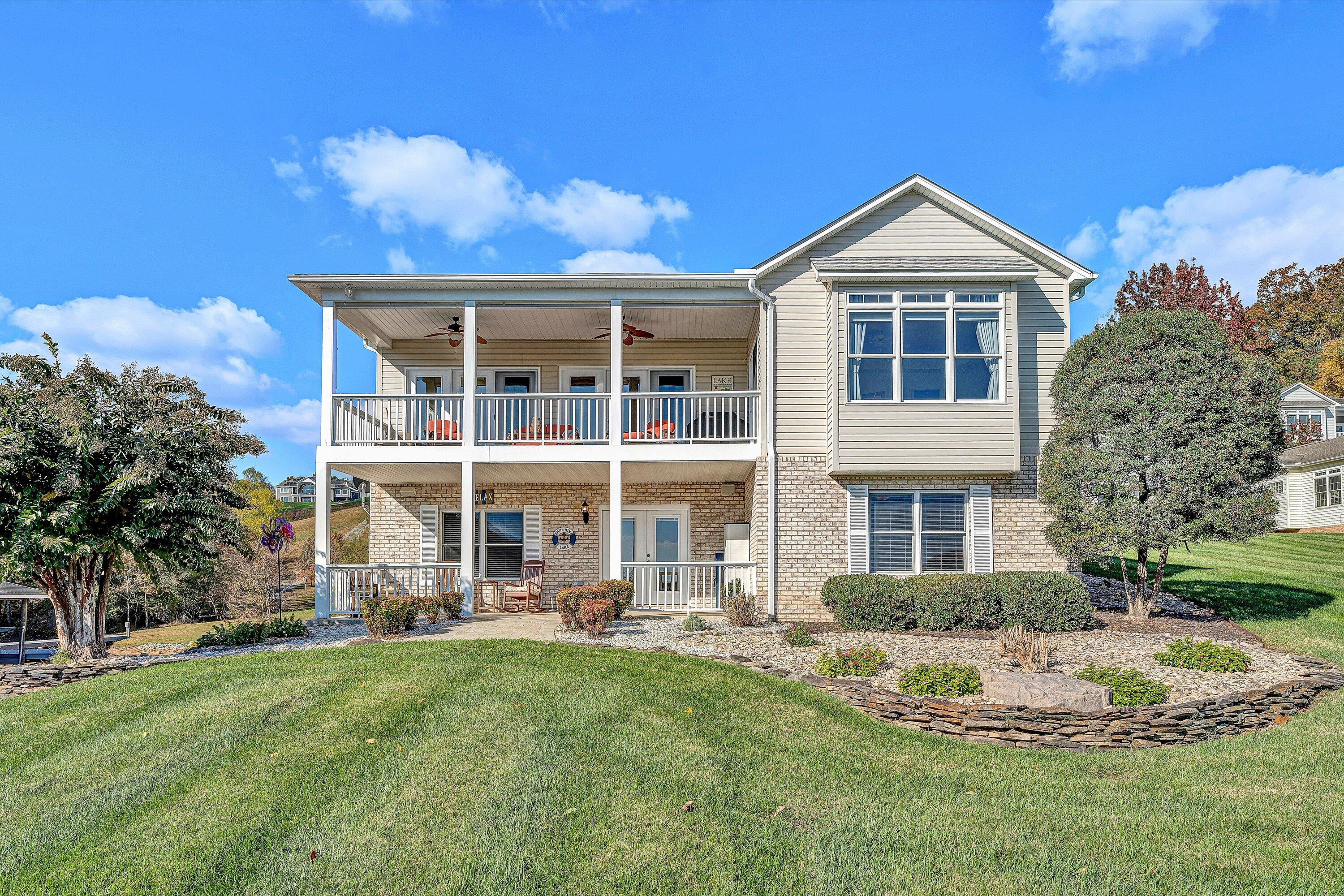 Moneta, Virginia 24121, United States, 4 Bedrooms Bedrooms, ,3 BathroomsBathrooms,Residential,Active,237366