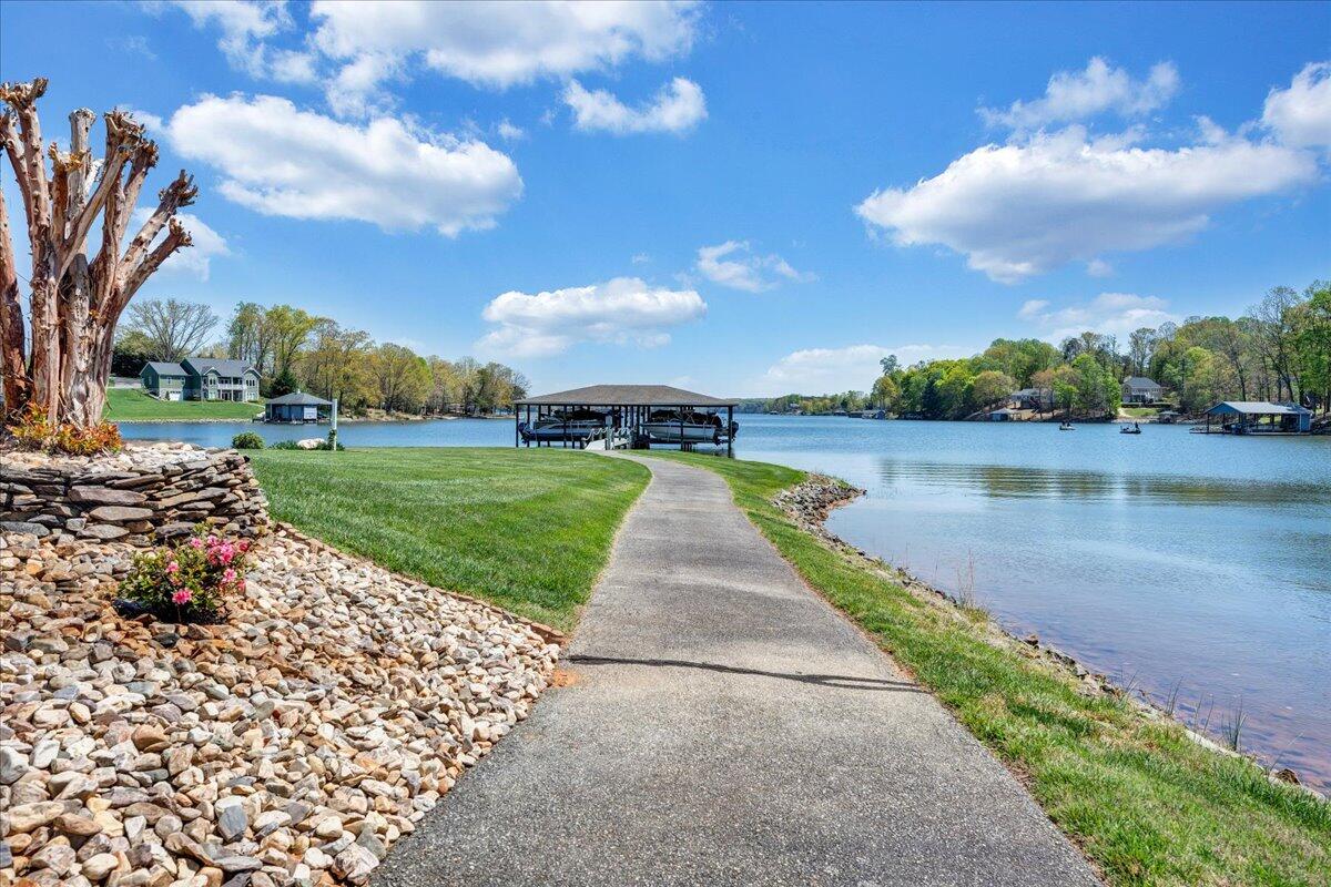 Moneta, Virginia 24121, United States, 4 Bedrooms Bedrooms, ,3 BathroomsBathrooms,Residential,Active,237366