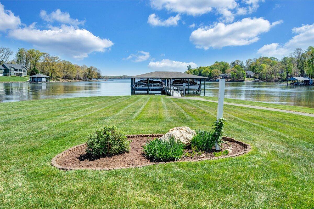 Moneta, Virginia 24121, United States, 4 Bedrooms Bedrooms, ,3 BathroomsBathrooms,Residential,Active,237366