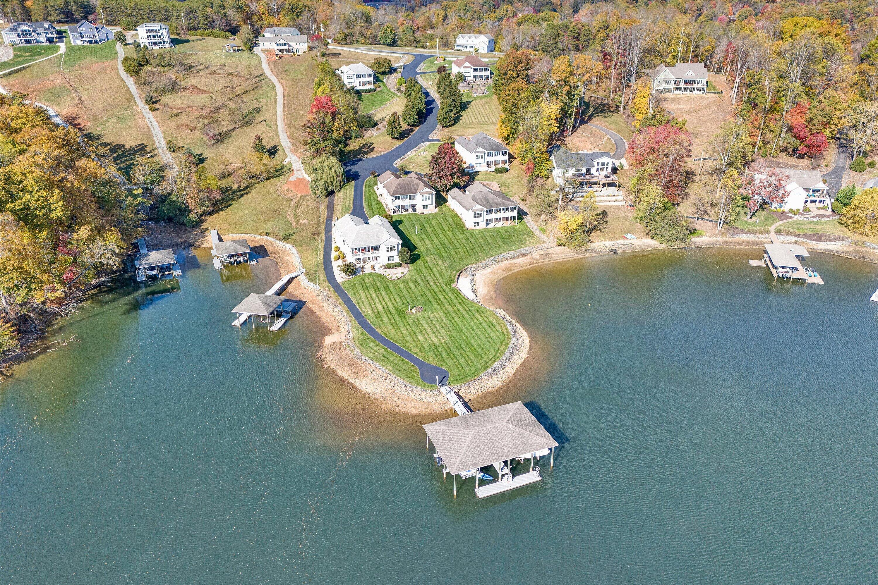 Moneta, Virginia 24121, United States, 4 Bedrooms Bedrooms, ,3 BathroomsBathrooms,Residential,Active,237366