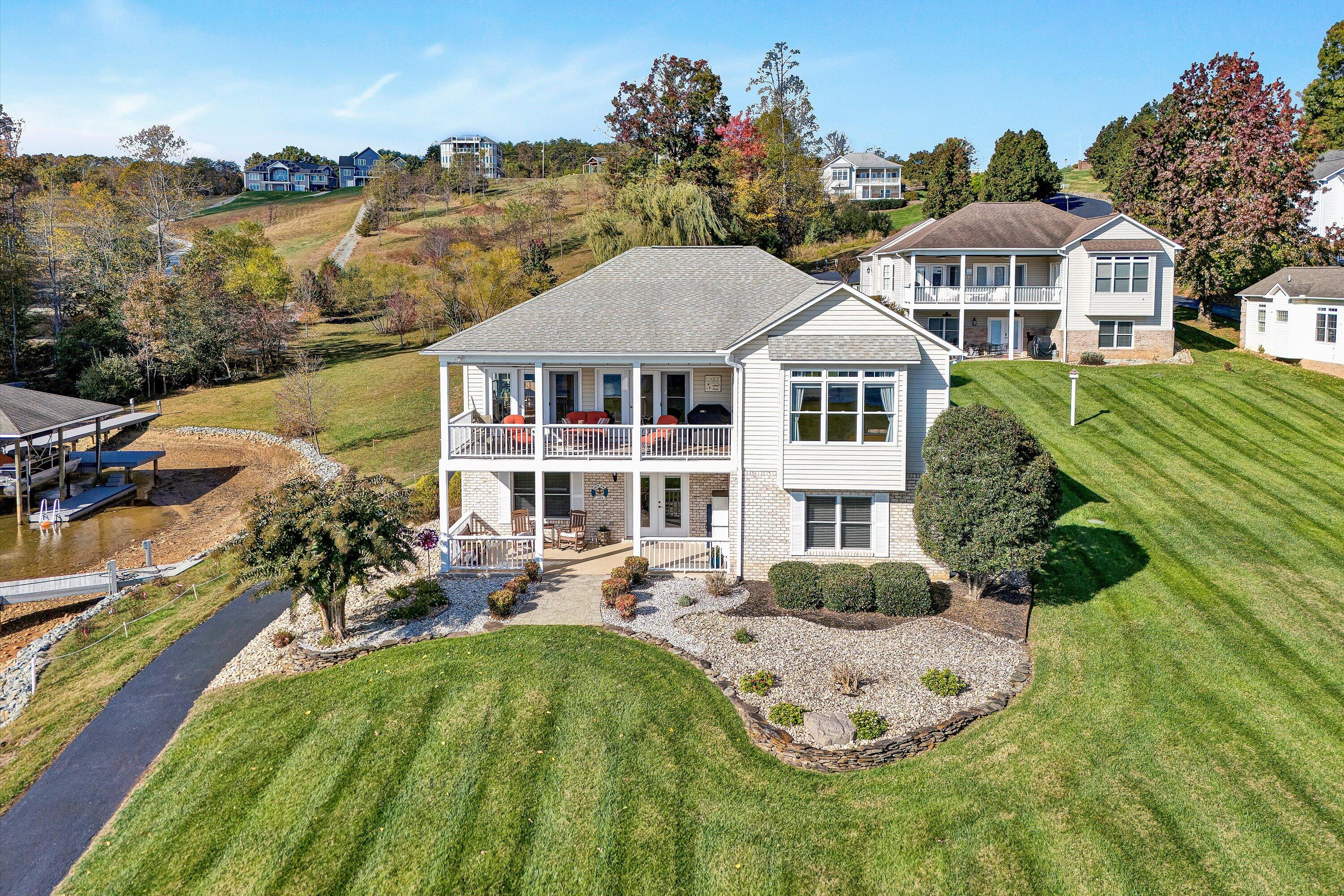 Moneta, Virginia 24121, United States, 4 Bedrooms Bedrooms, ,3 BathroomsBathrooms,Residential,Active,237366