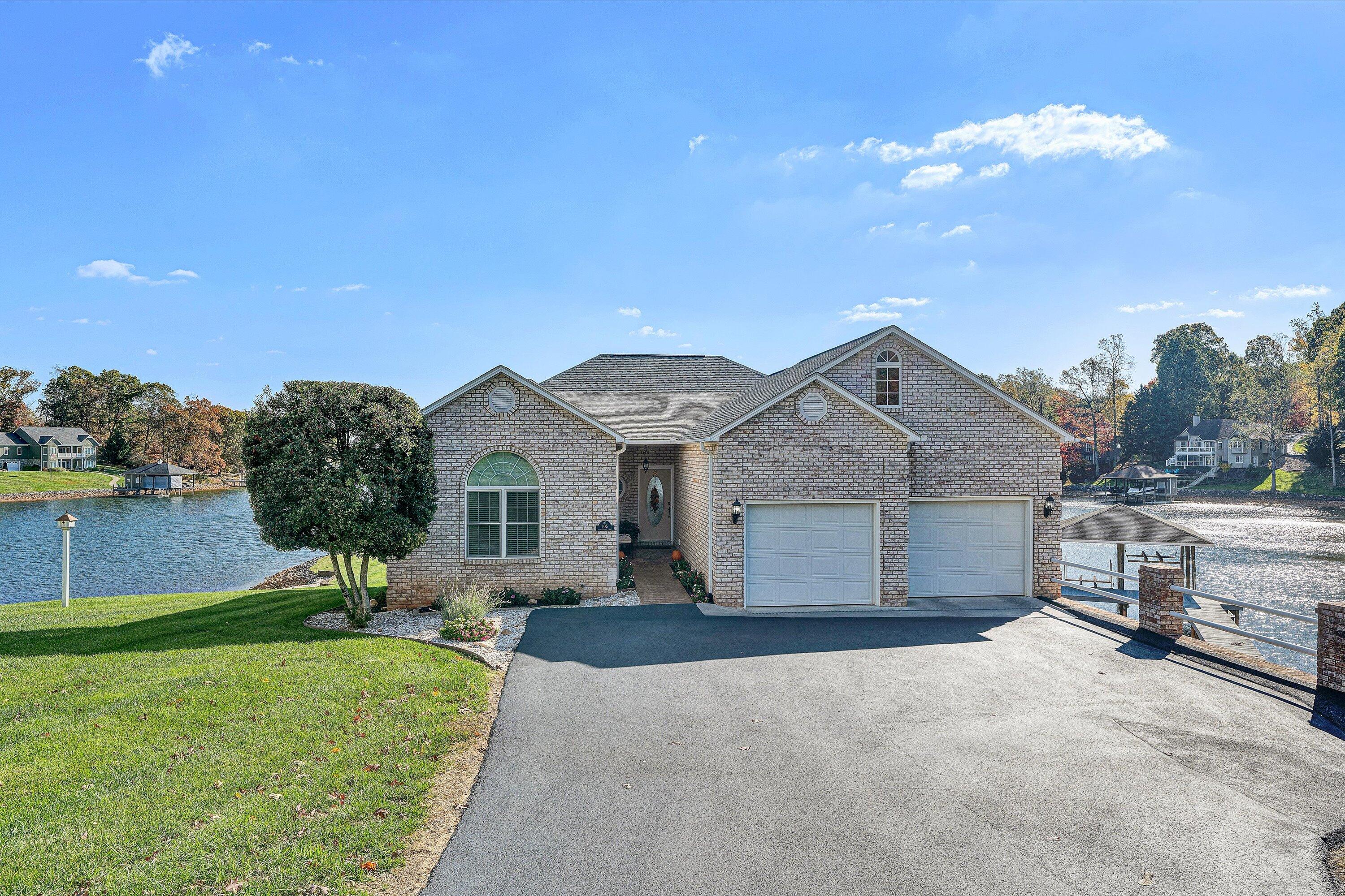 Moneta, Virginia 24121, United States, 4 Bedrooms Bedrooms, ,3 BathroomsBathrooms,Residential,Active,237366