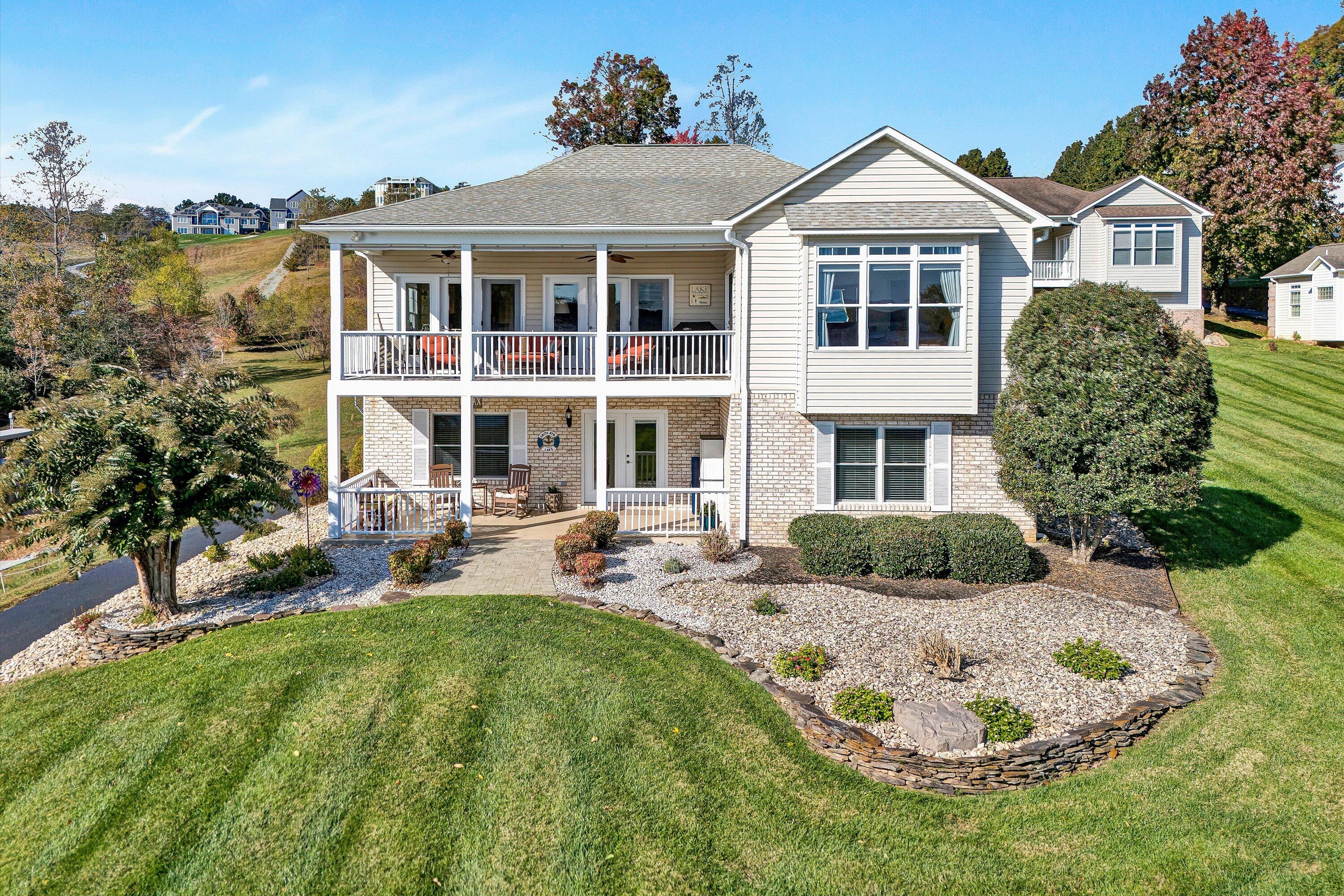 Moneta, Virginia 24121, United States, 4 Bedrooms Bedrooms, ,3 BathroomsBathrooms,Residential,Active,237366