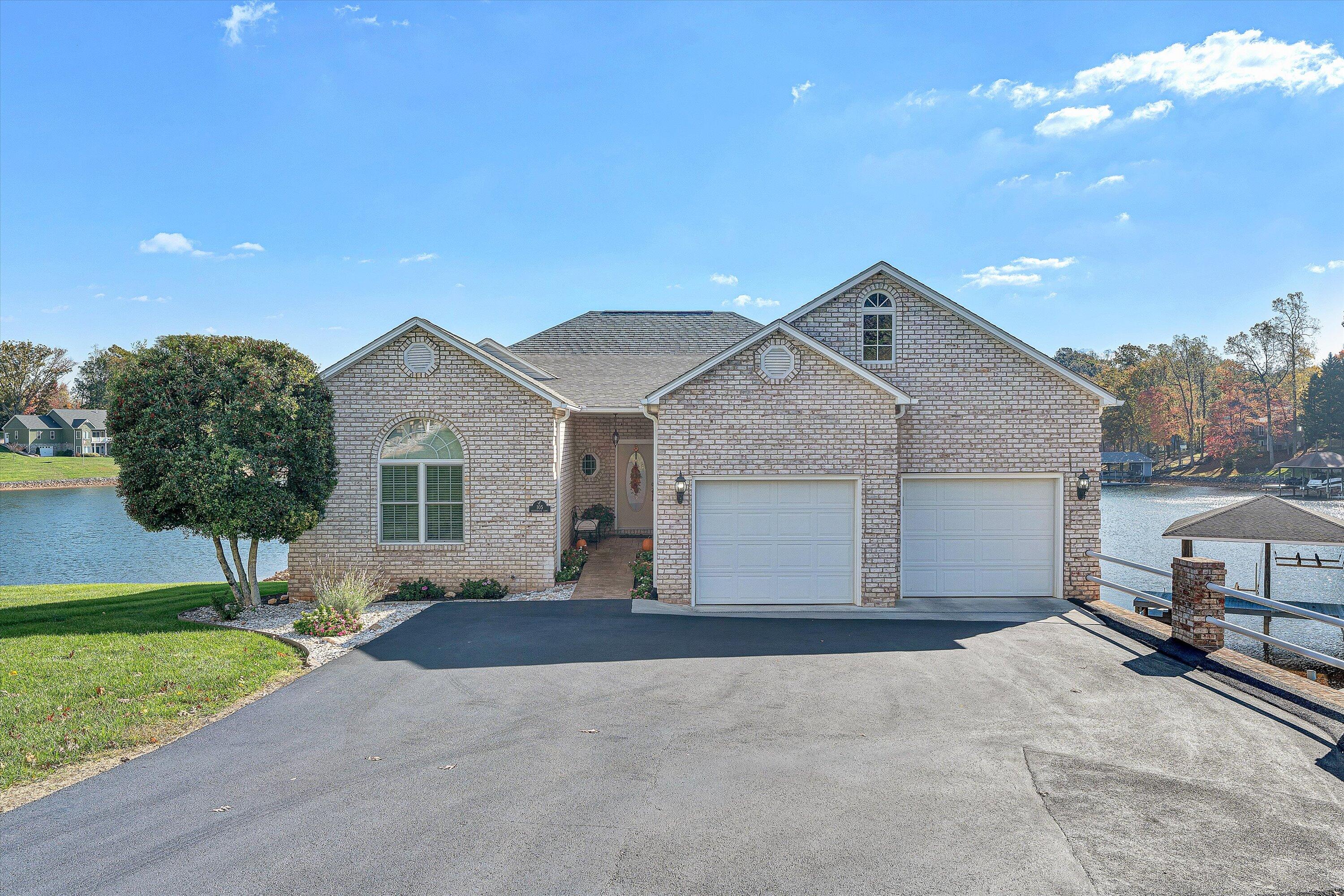 Moneta, Virginia 24121, United States, 4 Bedrooms Bedrooms, ,3 BathroomsBathrooms,Residential,Active,237366