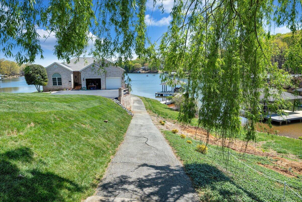 Moneta, Virginia 24121, United States, 4 Bedrooms Bedrooms, ,3 BathroomsBathrooms,Residential,Active,237366