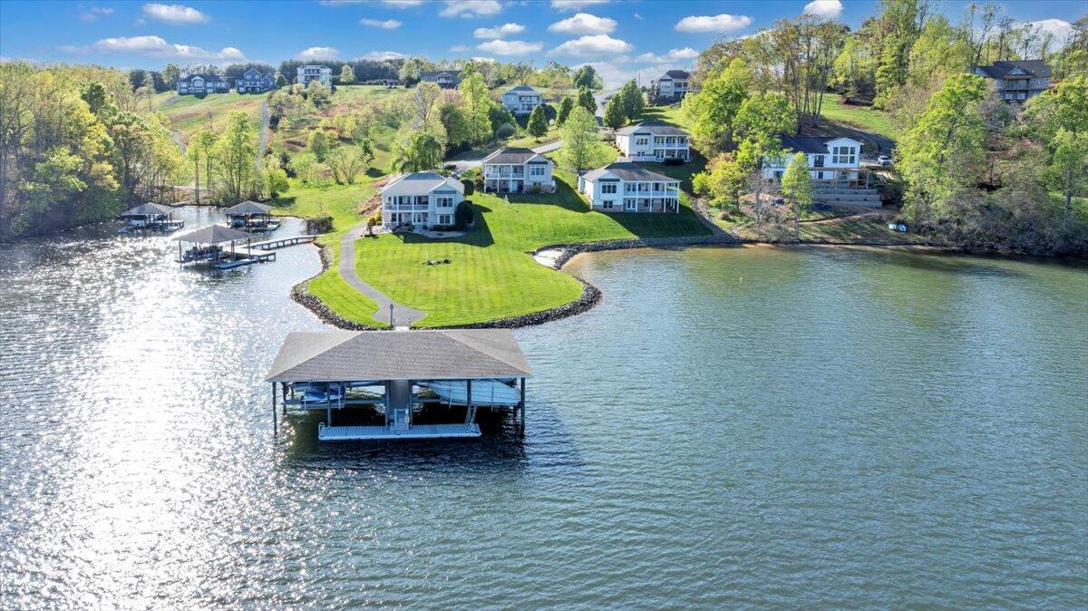 Moneta, Virginia 24121, United States, 4 Bedrooms Bedrooms, ,3 BathroomsBathrooms,Residential,Active,237366