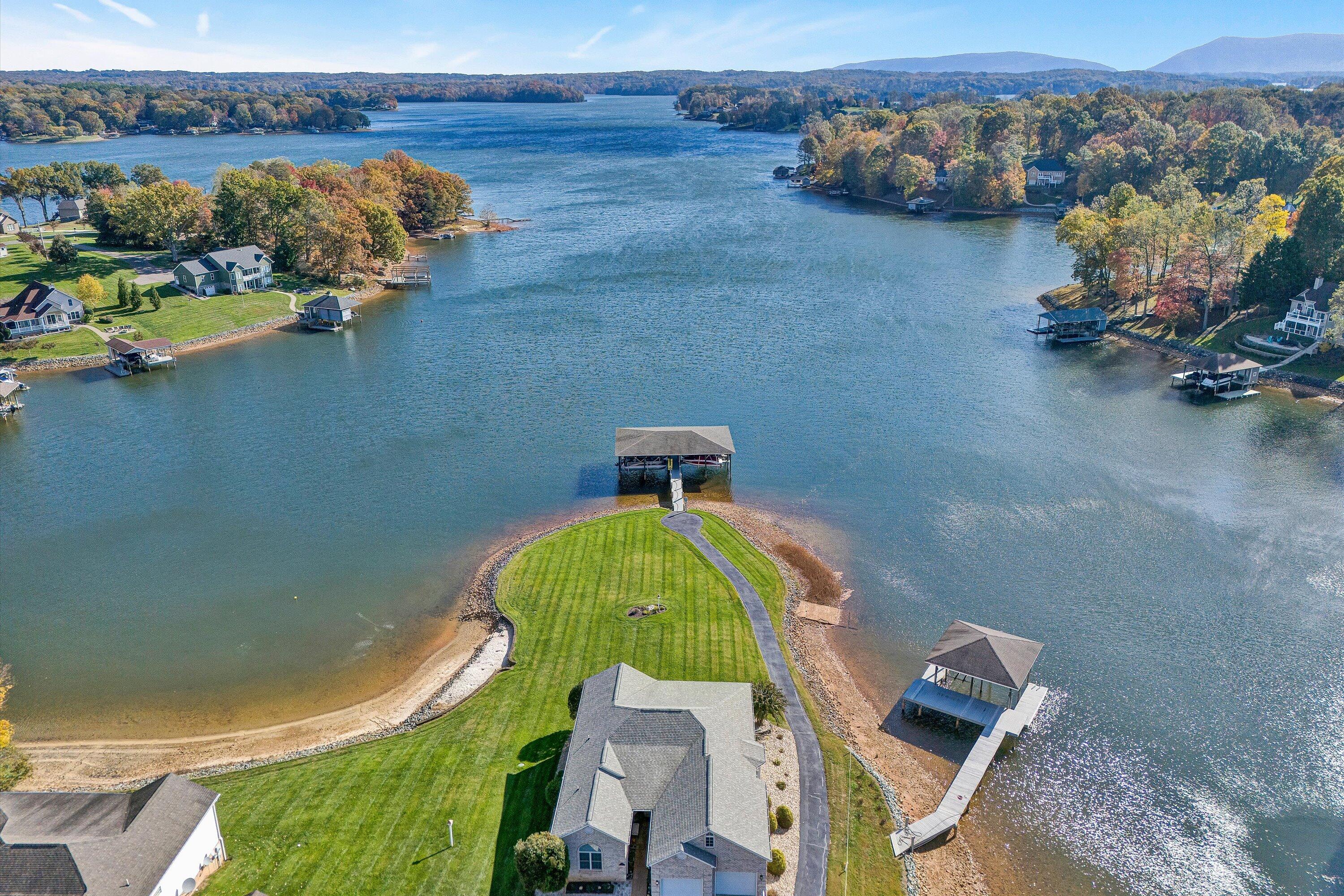 Moneta, Virginia 24121, United States, 4 Bedrooms Bedrooms, ,3 BathroomsBathrooms,Residential,Active,237366