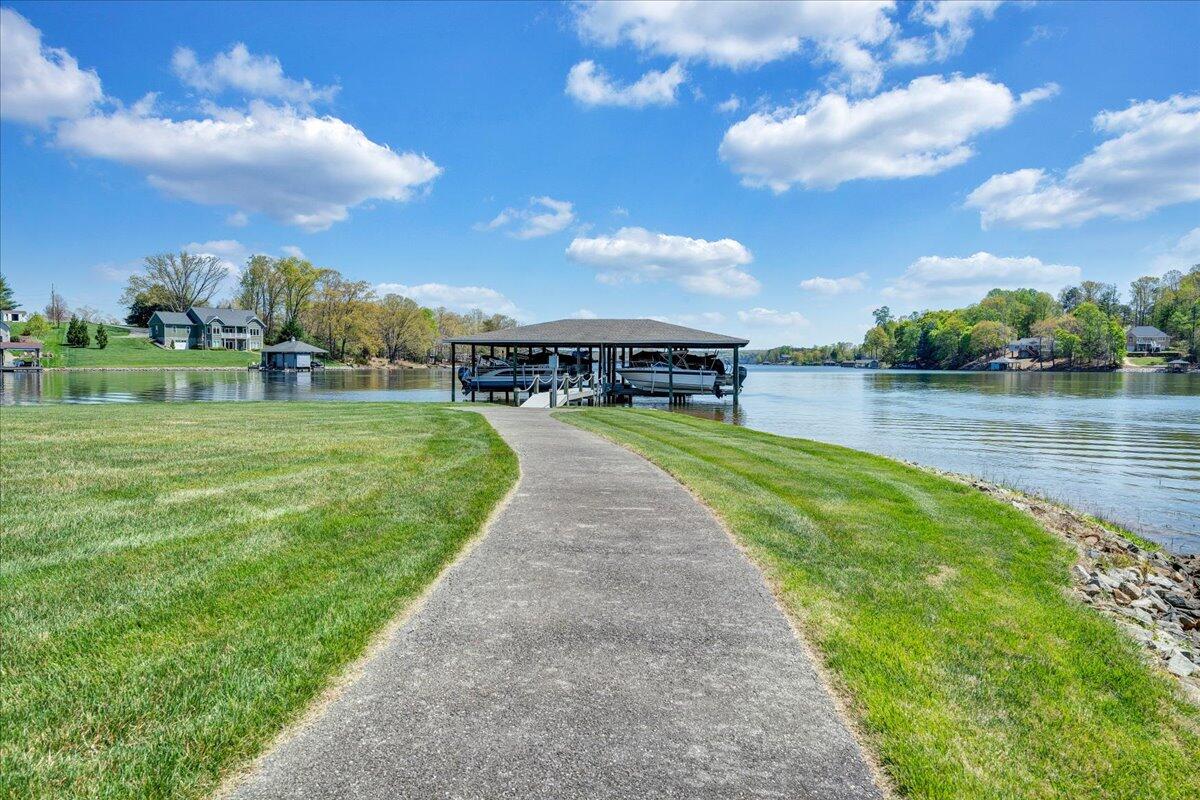 Moneta, Virginia 24121, United States, 4 Bedrooms Bedrooms, ,3 BathroomsBathrooms,Residential,Active,237366