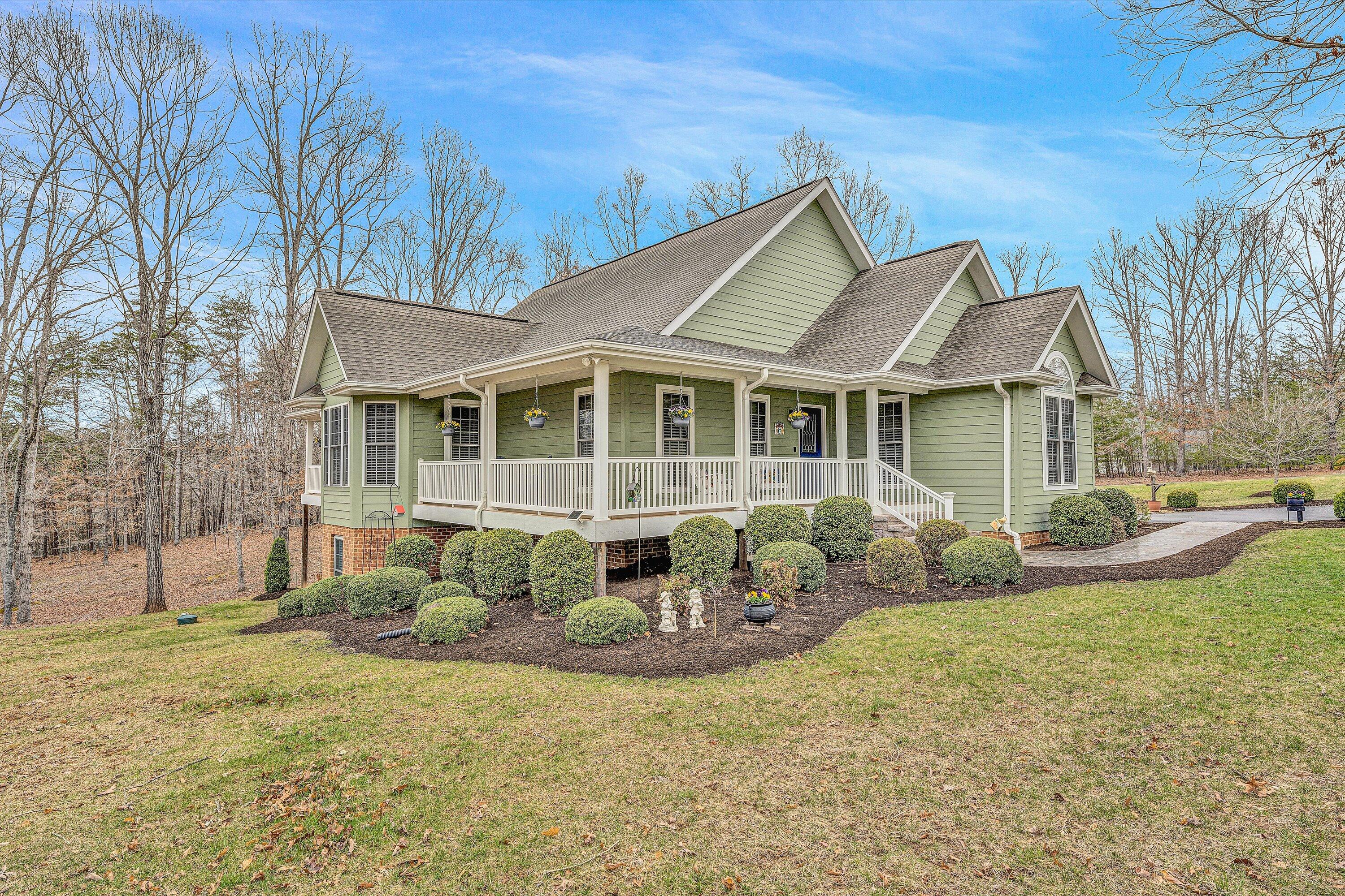 1028 Marie Dr, Huddleston, Virginia image 3