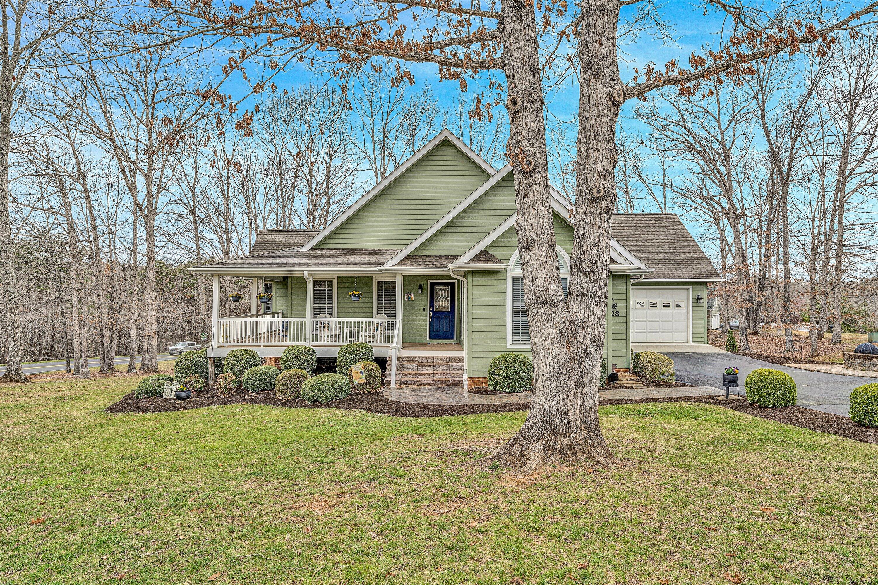 1028 Marie Dr, Huddleston, Virginia image 2