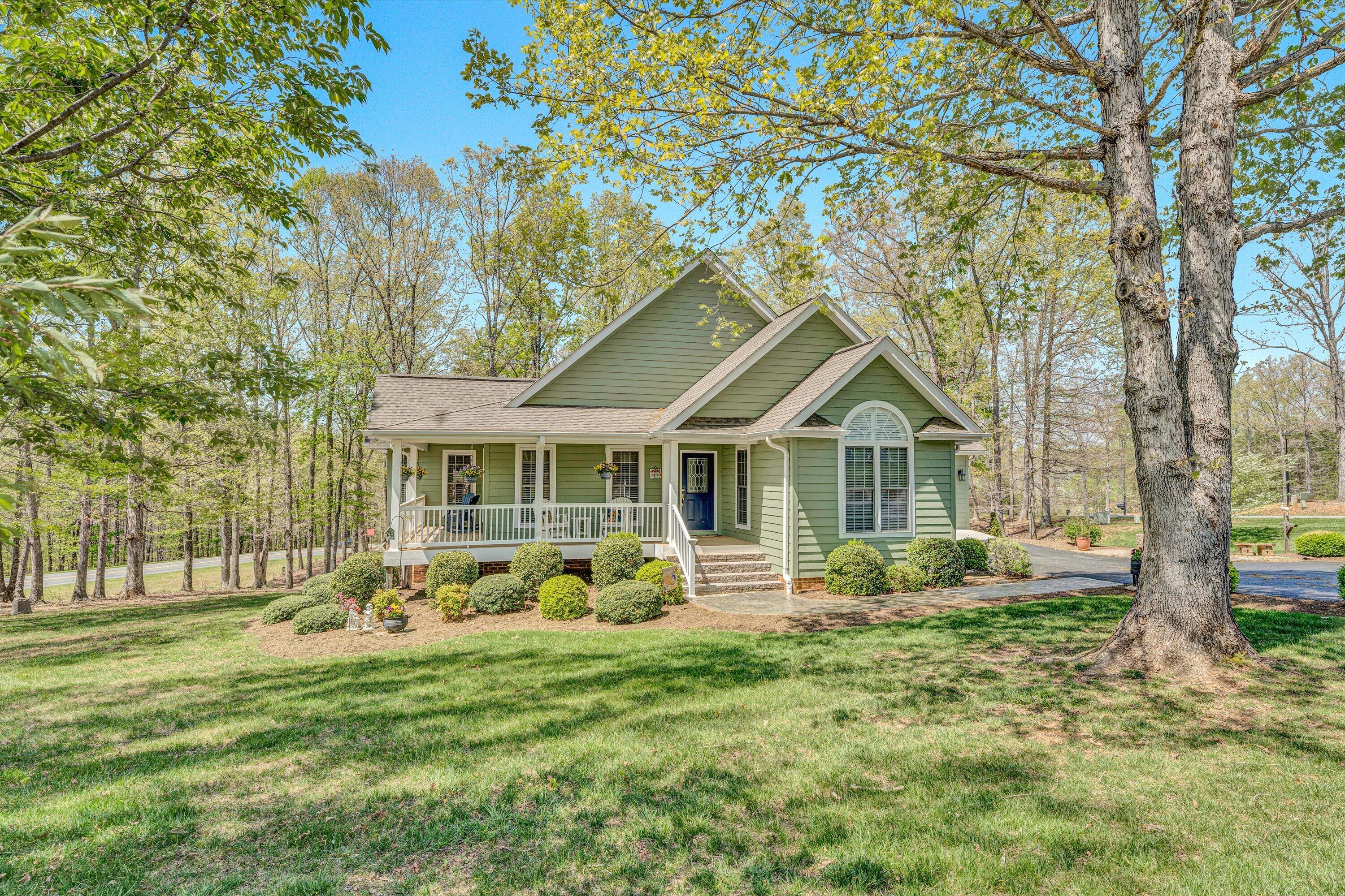 1028 Marie Dr, Huddleston, Virginia image 2
