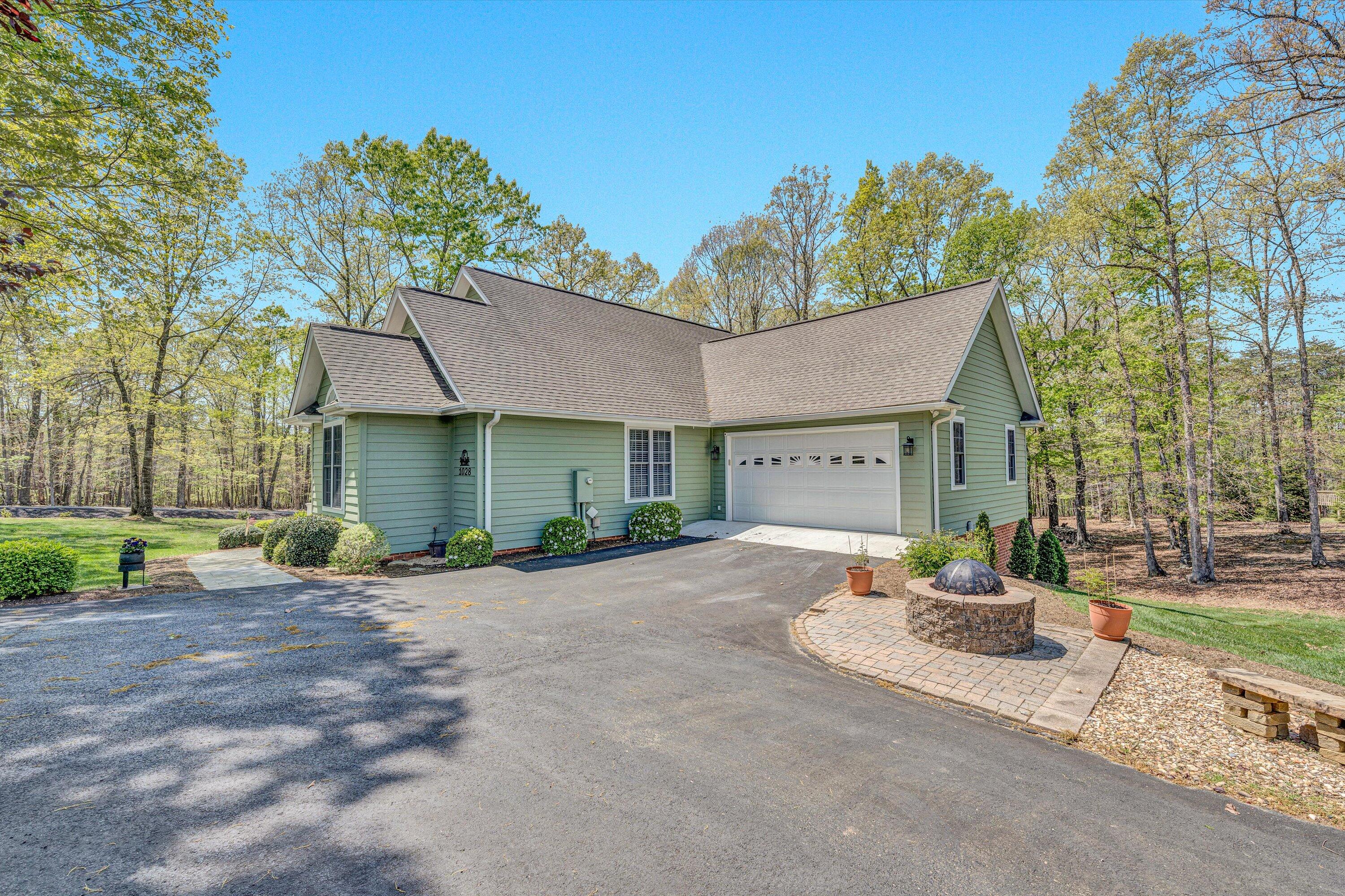 1028 Marie Dr, Huddleston, Virginia image 11