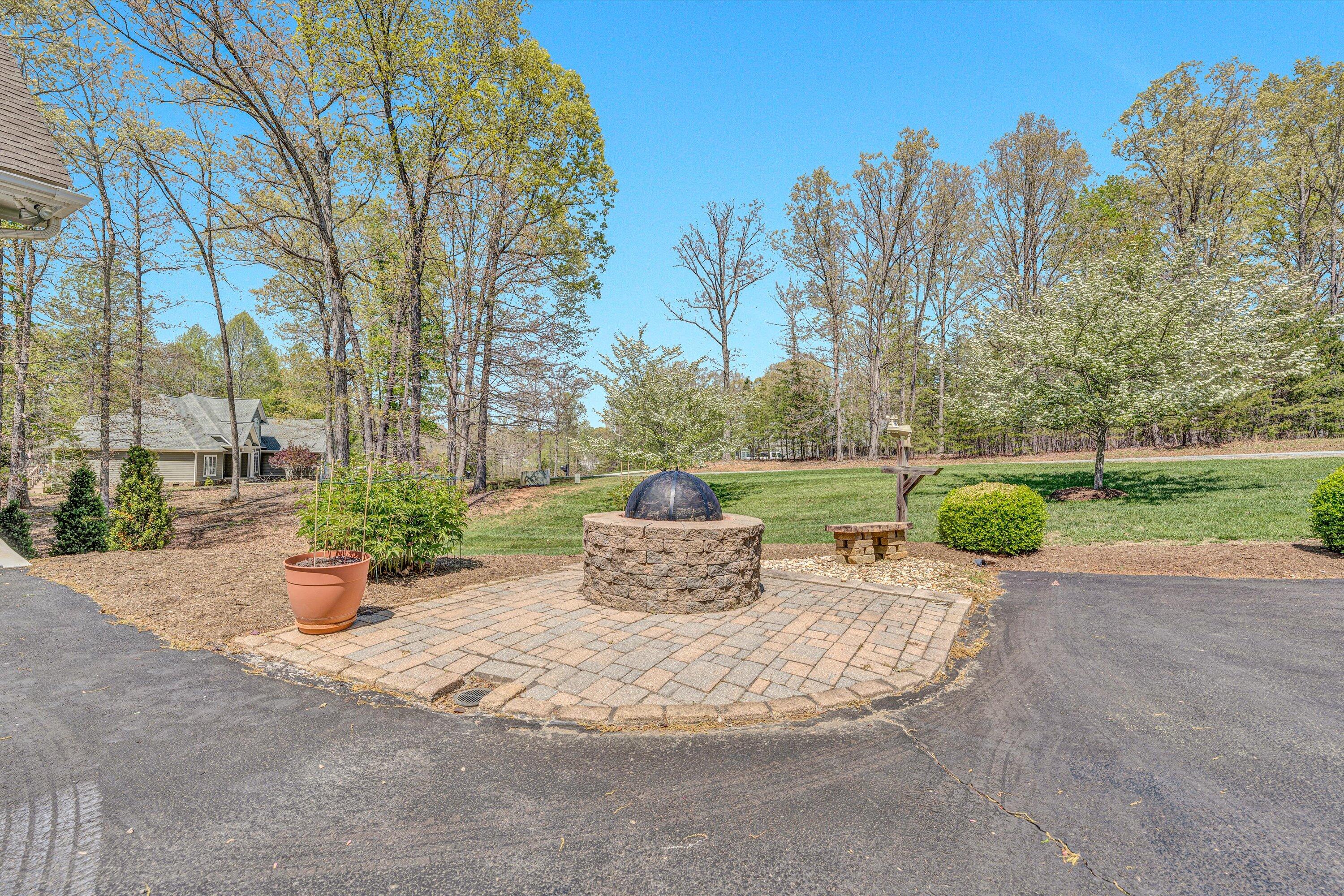 1028 Marie Dr, Huddleston, Virginia image 12