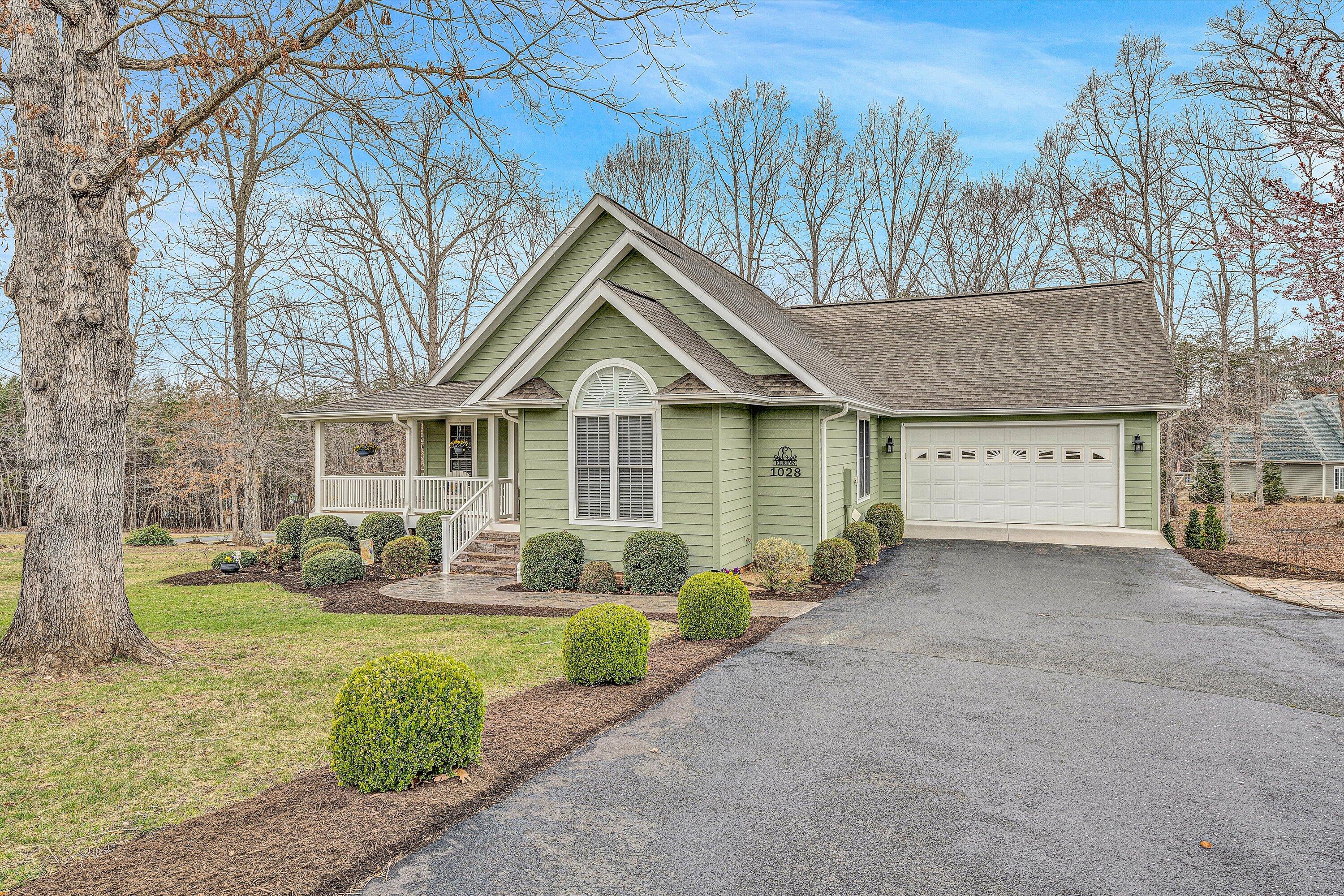 1028 Marie Dr, Huddleston, Virginia image 1