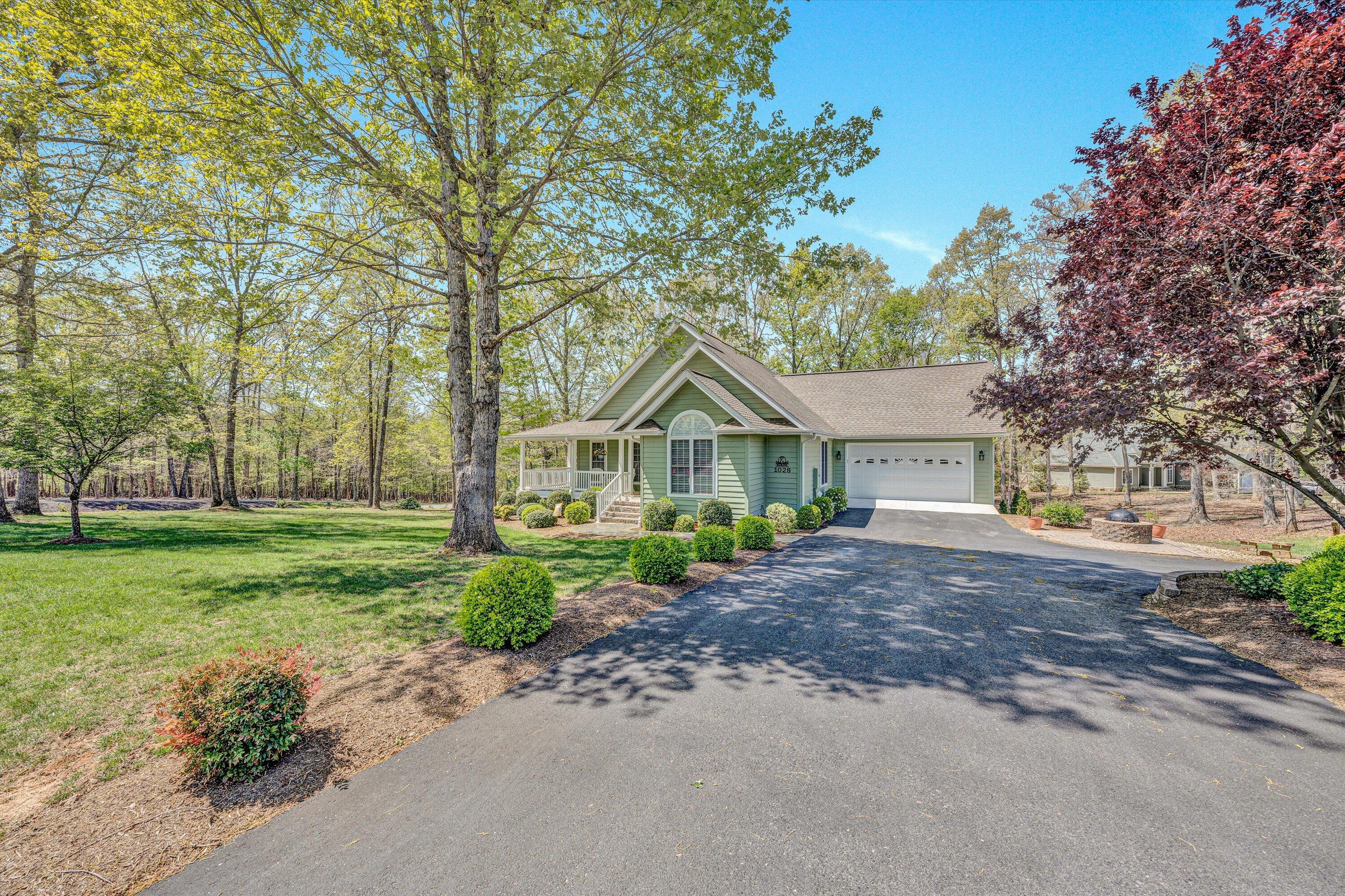 1028 Marie Dr, Huddleston, Virginia image 3