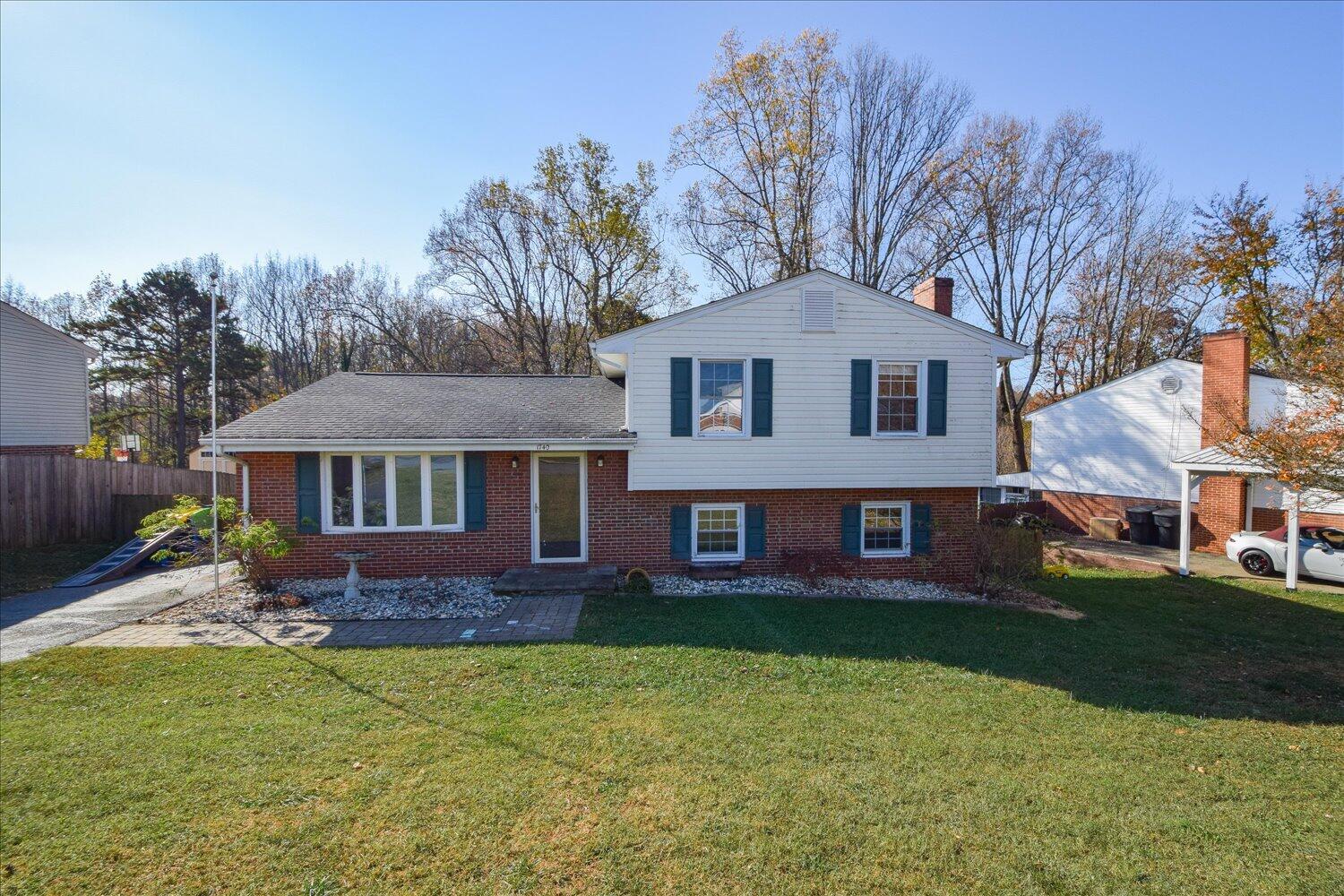 1740 Parker Ln, Vinton, Virginia image 3