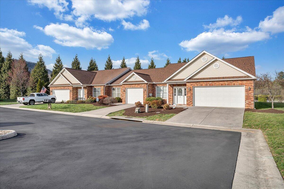 172 Cypress Ct, Roanoke, Virginia image 3