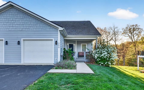 Townhouse For Sale - 209 Retreat Ln<br/> Huddleston, VA 24104