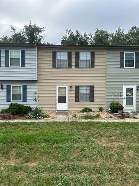 Townhouse For Sale - 223 Tinkerview Dr<br/> Botetourt County, Cloverdale, VA 24077