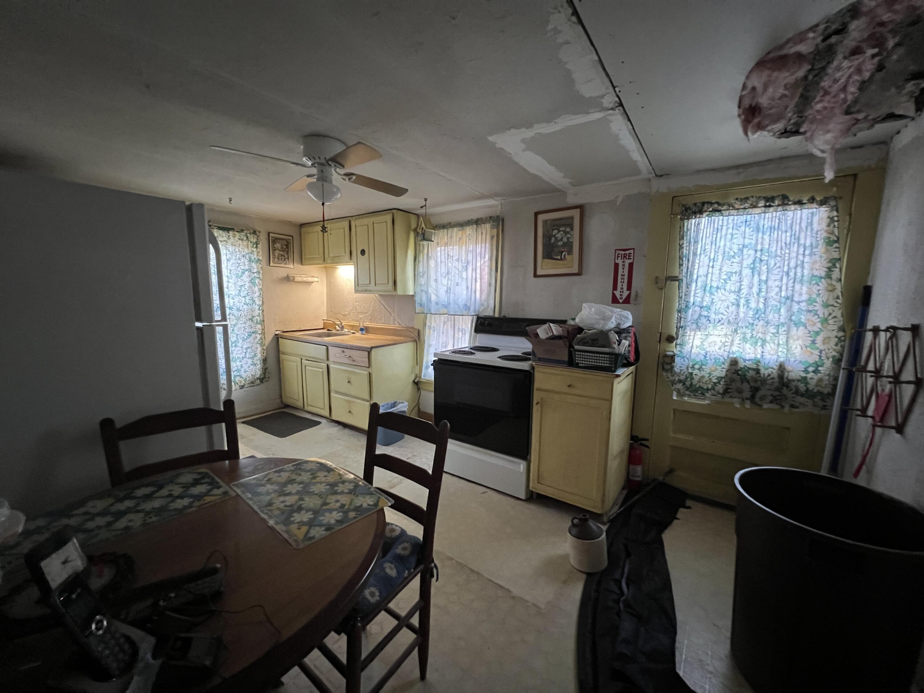 Roanoke, Virginia 24014, United States, 2 Bedrooms Bedrooms, ,1 BathroomBathrooms,Residential,Pending,40498