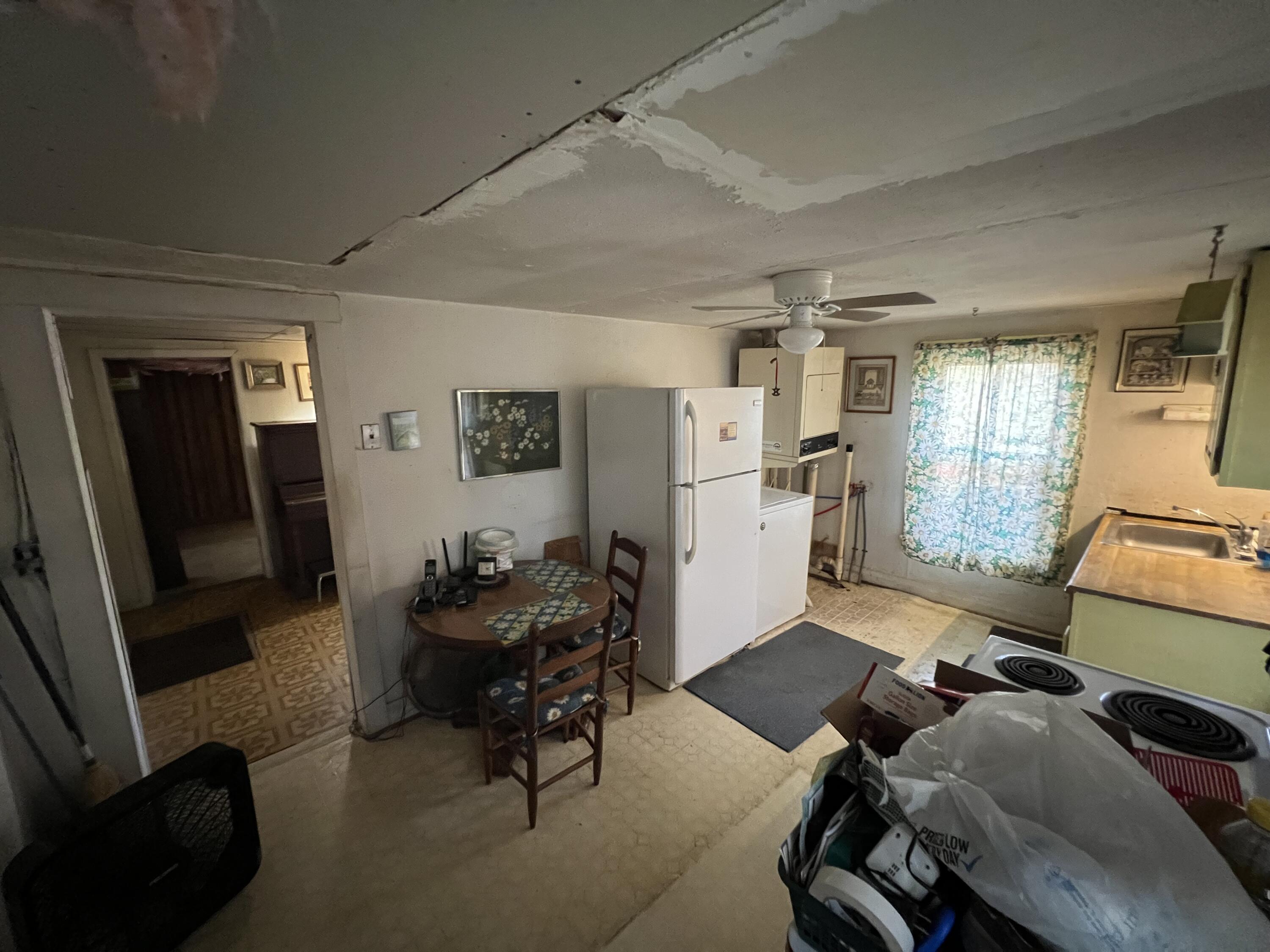 Roanoke, Virginia 24014, United States, 2 Bedrooms Bedrooms, ,1 BathroomBathrooms,Residential,Pending,40498