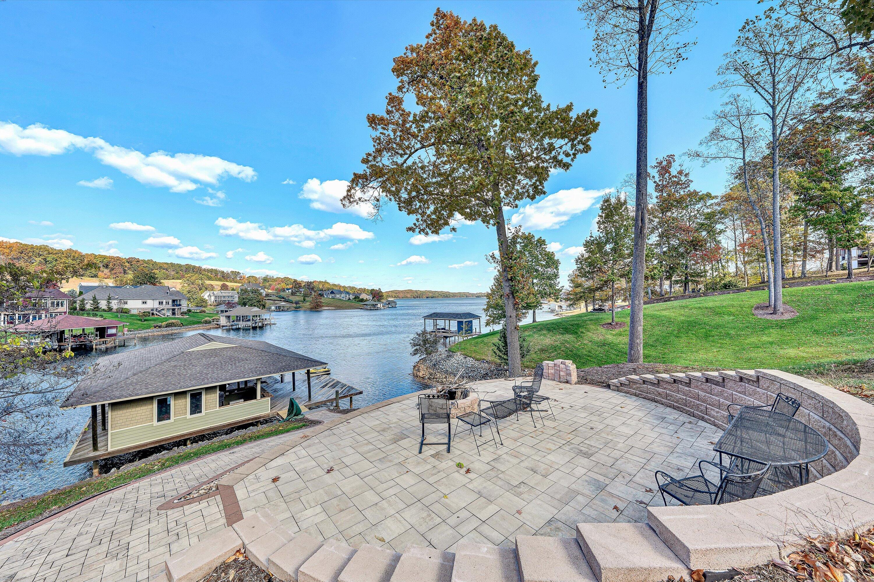 Moneta, Virginia, 24121, United States, 5 Bedrooms Bedrooms, ,6 BathroomsBathrooms,Residential,Active,1973555